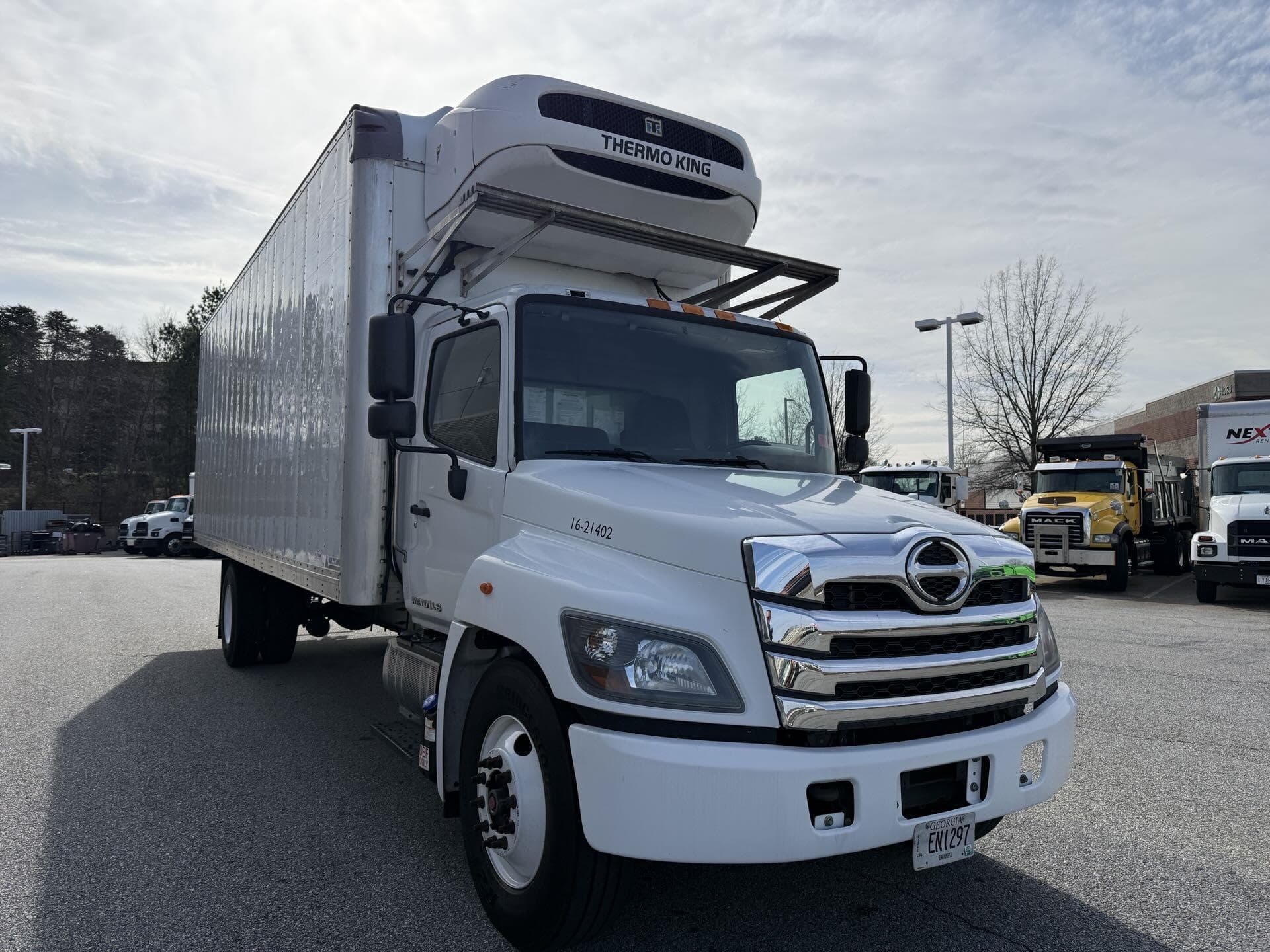 2021 Hino 268 — photo 2