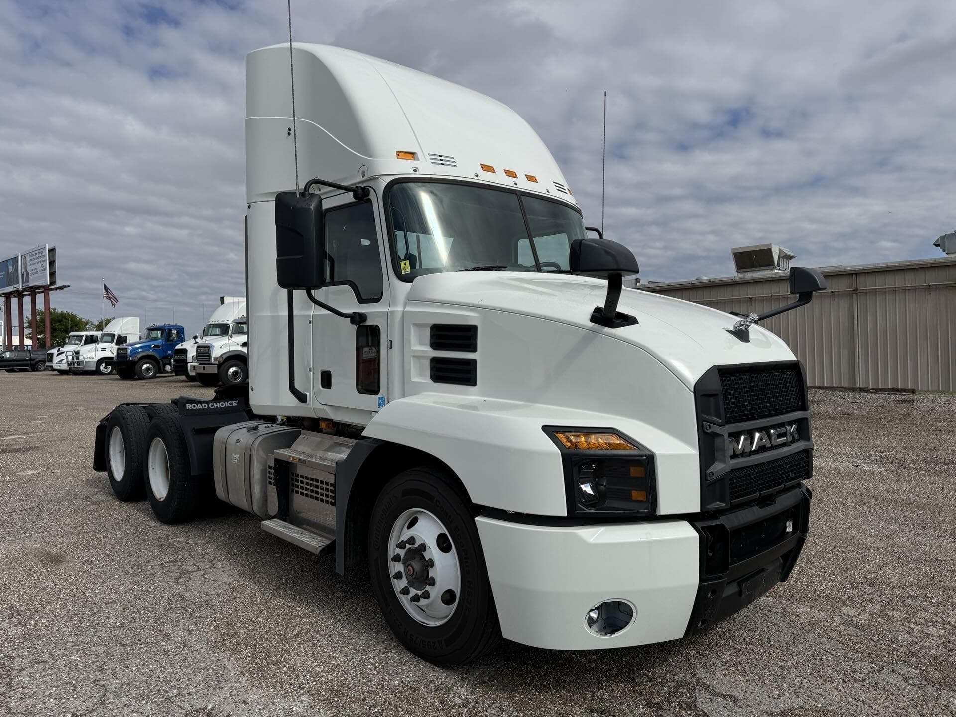 2019 Mack Anthem — photo 3