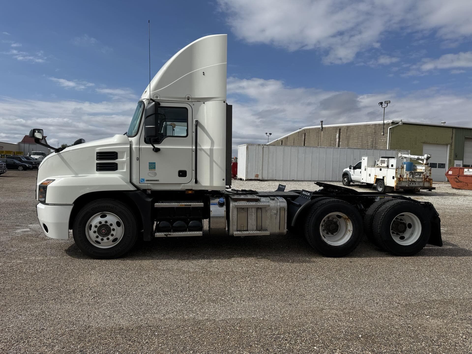 2019 Mack Anthem — photo 4