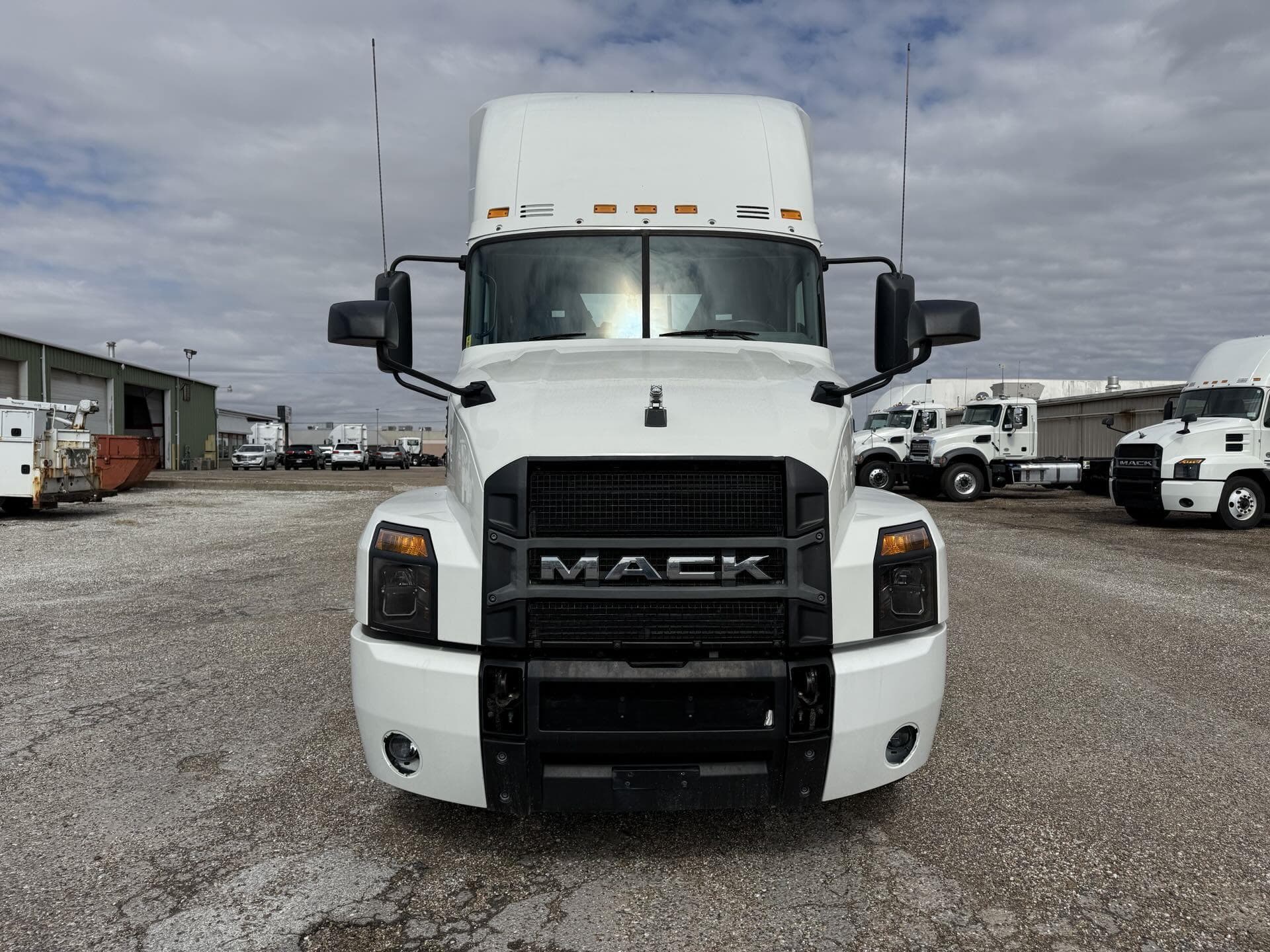 2019 Mack Anthem — photo 2