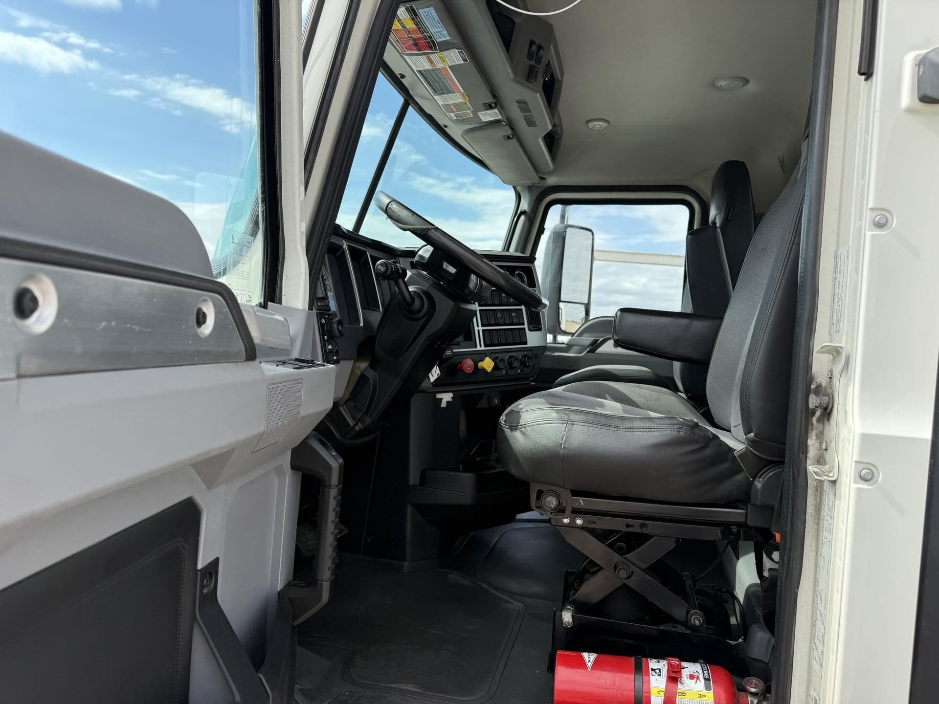 2019 Mack Anthem — photo 9