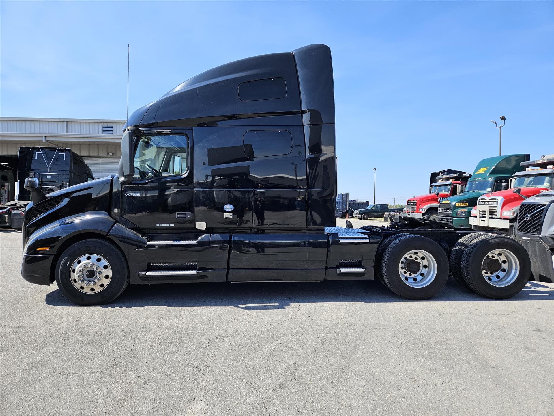 2022 Volvo VNL 760 — photo 2