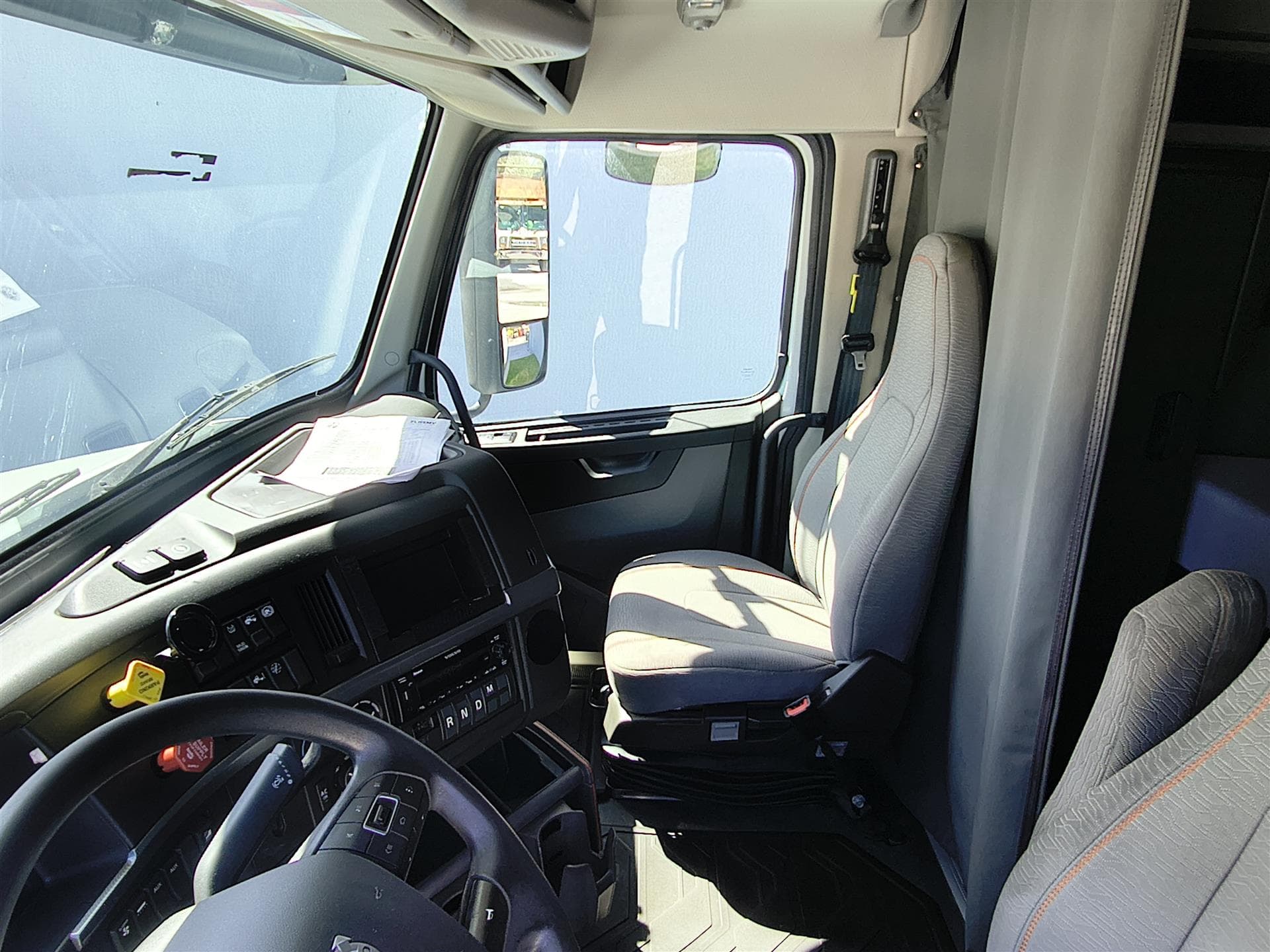 2022 Volvo VNL 760 — photo 10