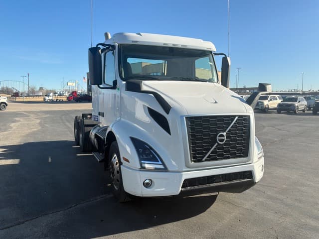 2023 Volvo VNR 640 — photo 2