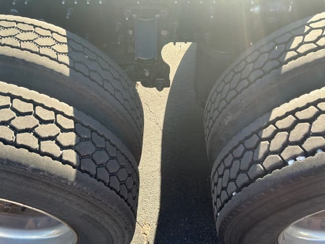 2023 Volvo VNR 640 — photo 4