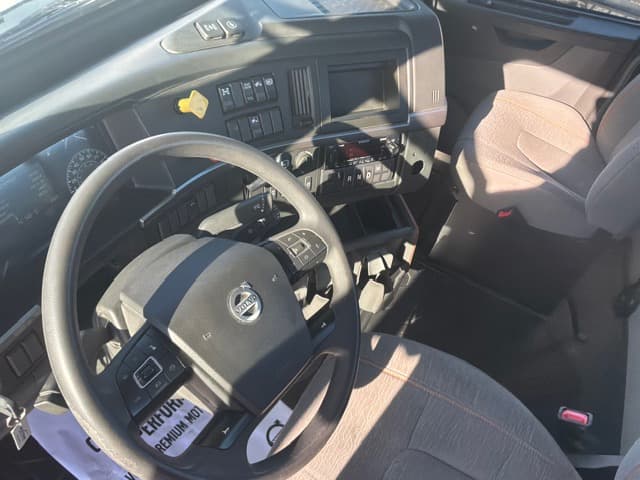 2023 Volvo VNR 640 — photo 7