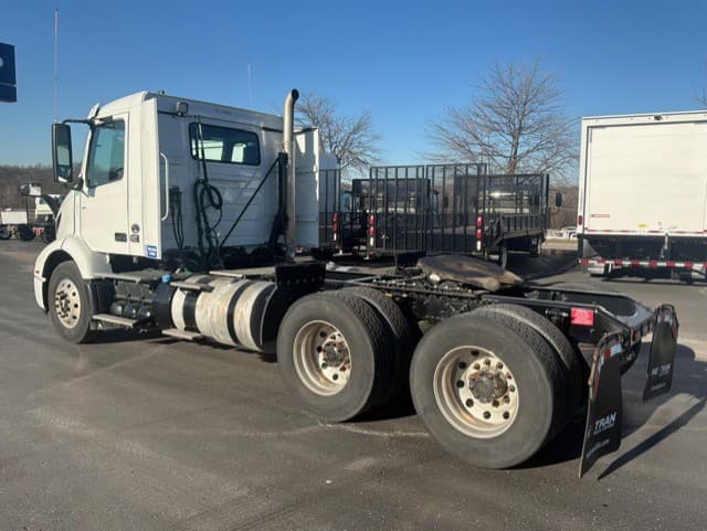 2023 Volvo VNR 640 — photo 8
