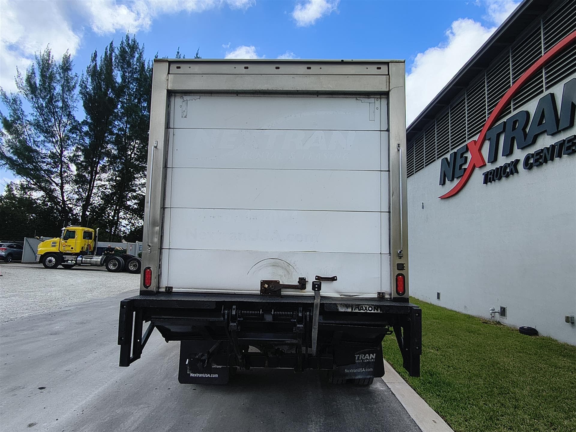 2019 Hino 268 — photo 5