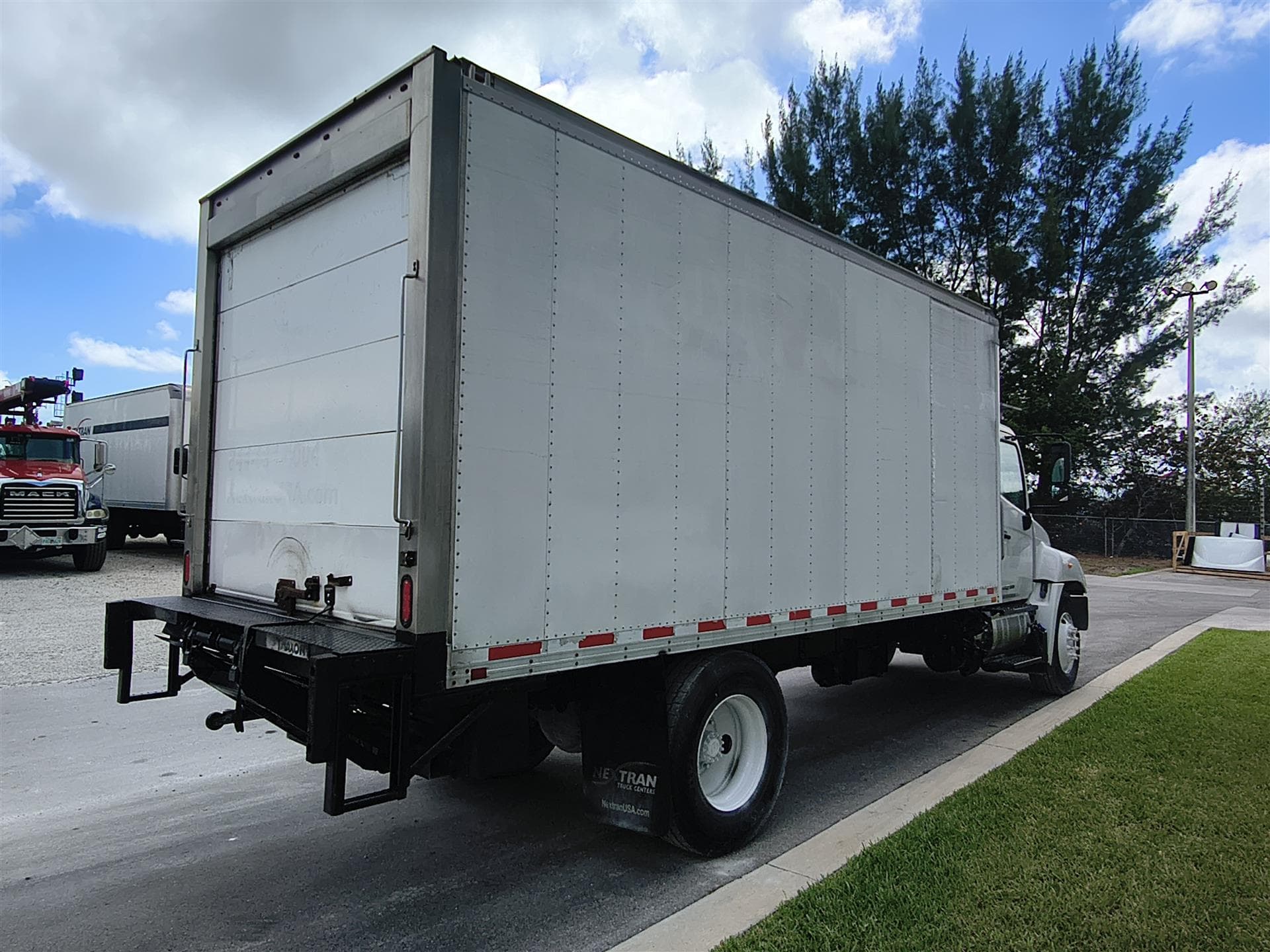 2019 Hino 268 — photo 4