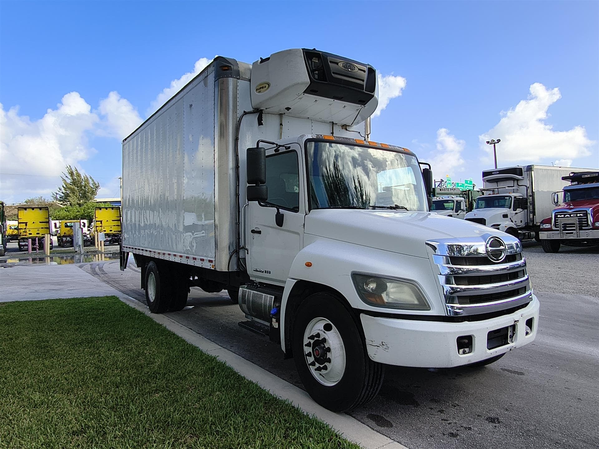 2019 Hino 268 — photo 4