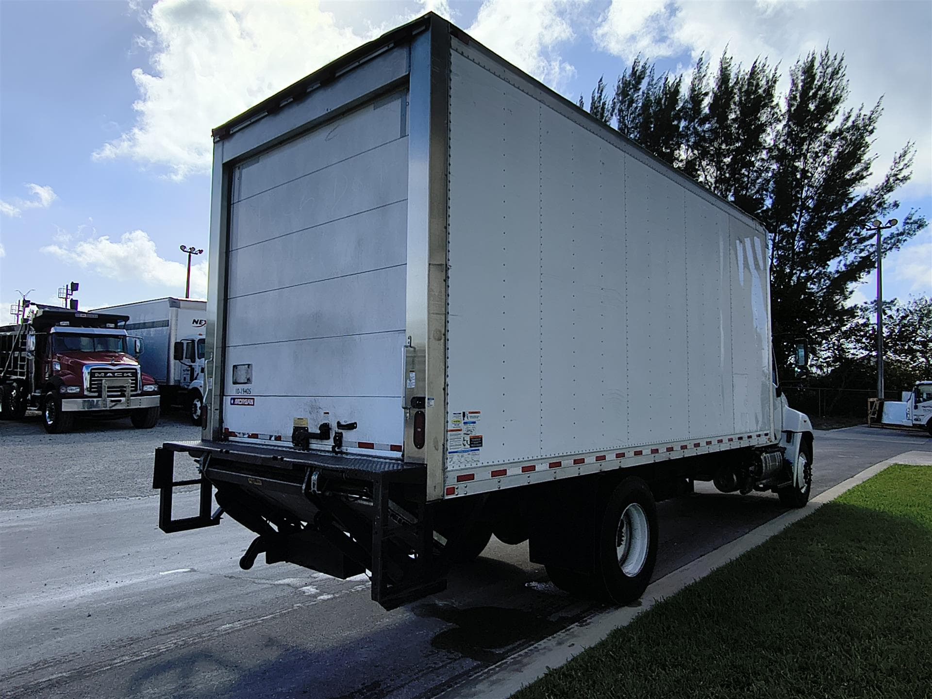 2019 Hino 268 — photo 5