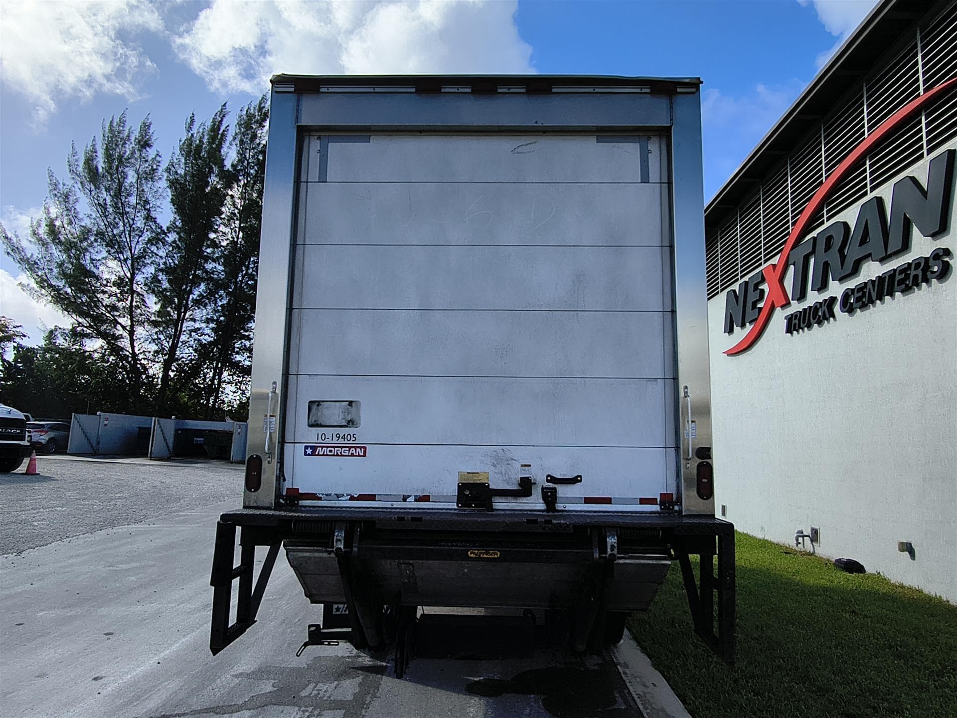 2019 Hino 268 — photo 6