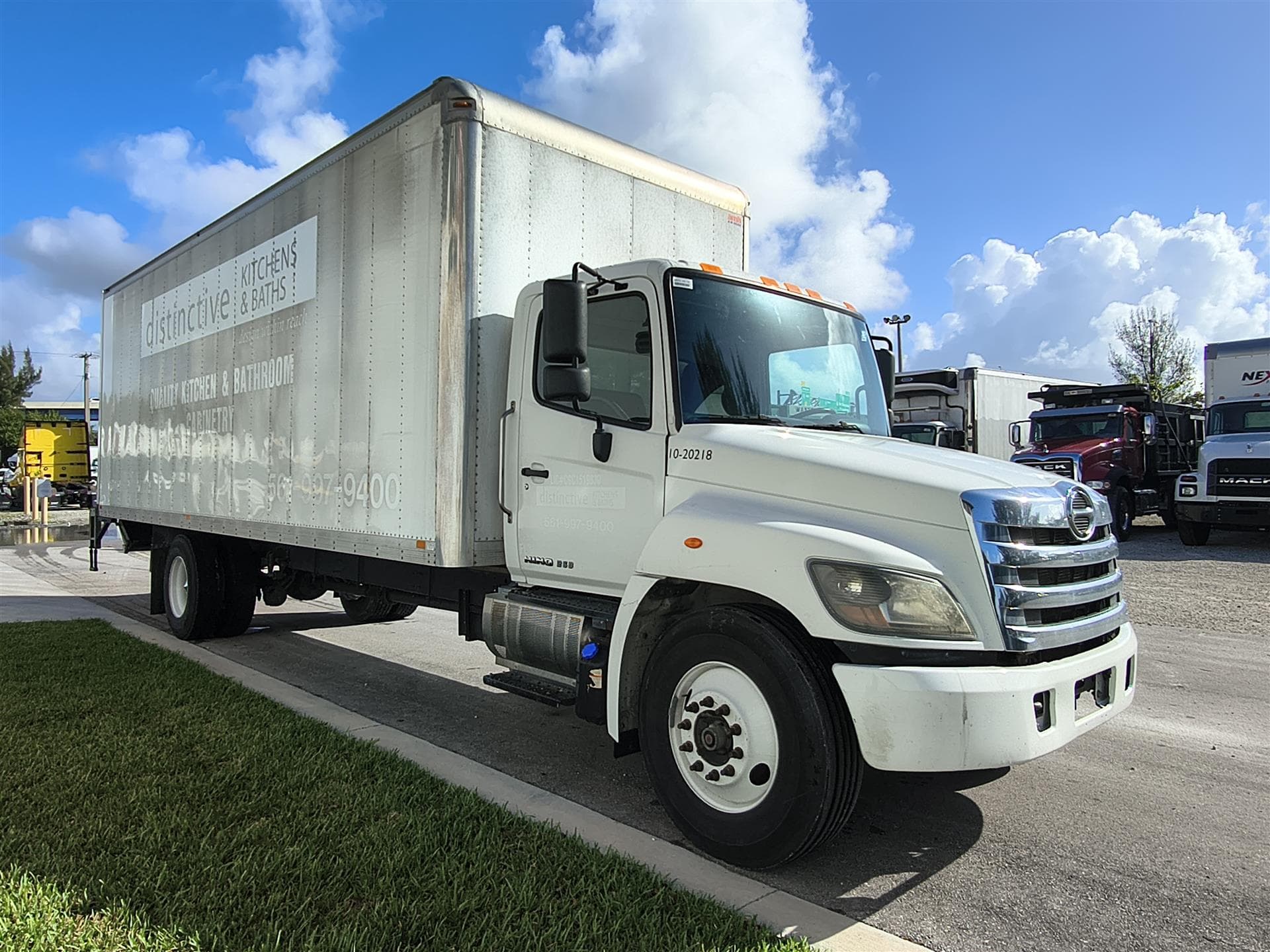 2020 Hino 268 — photo 3