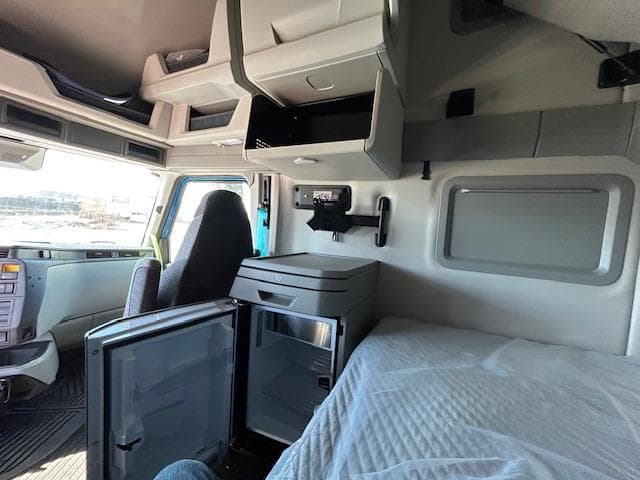 2026 Volvo VNL 860 — photo 10