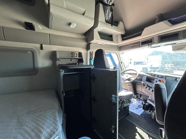 2026 Volvo VNL 860 — photo 10