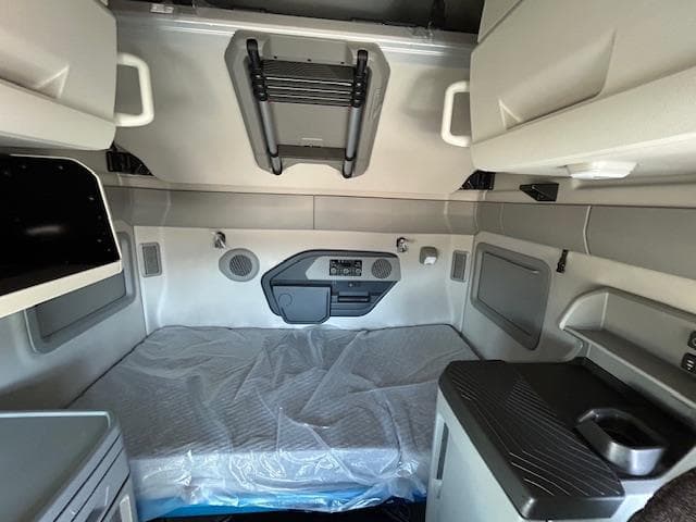 2026 Volvo VNL 860 — photo 11