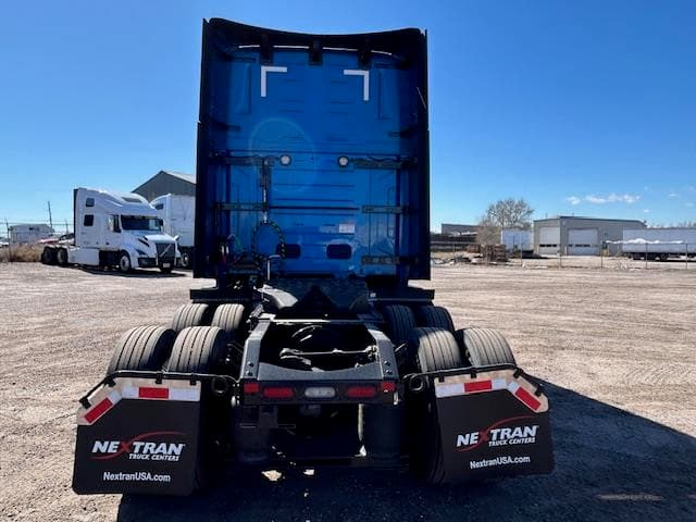 2026 Volvo VNL 860 — photo 7