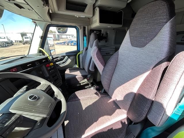 2026 Volvo VNL 860 — photo 8