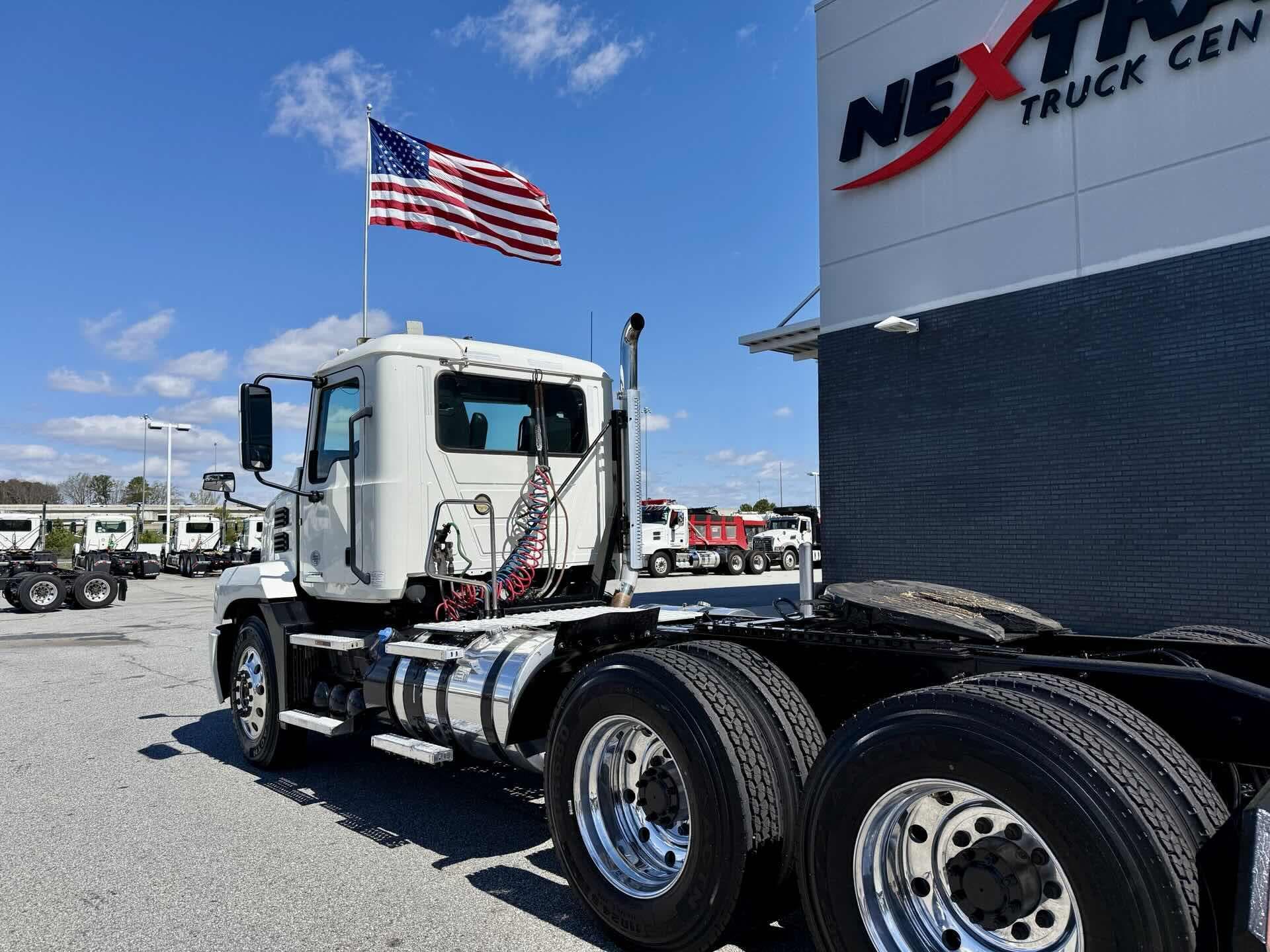 2021 Mack Anthem — photo 3