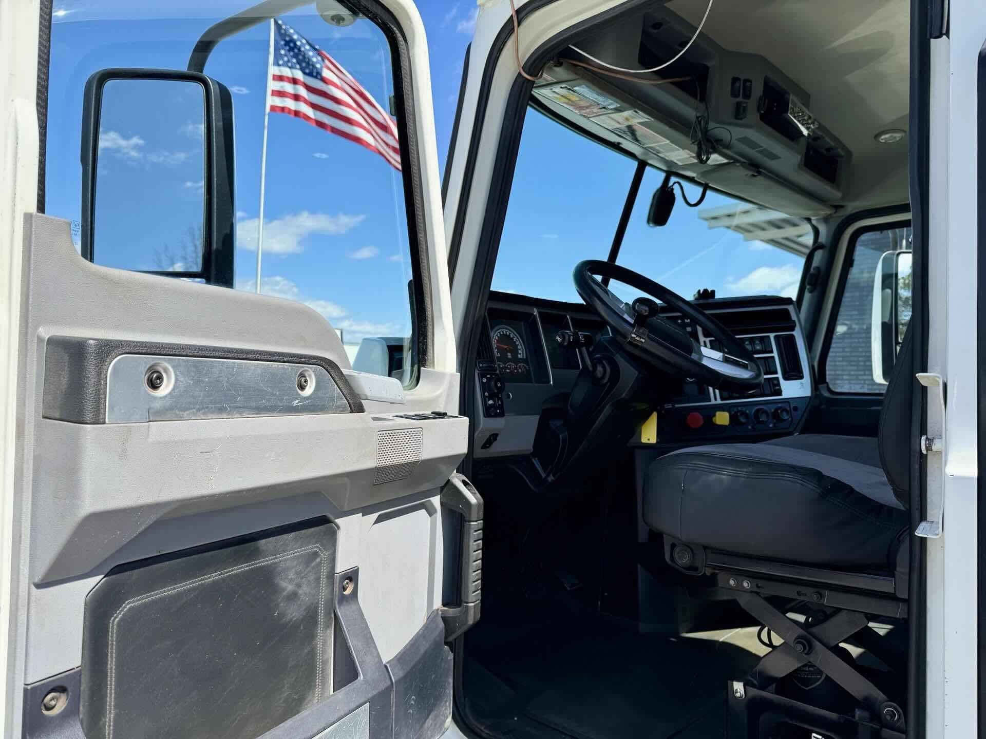 2021 Mack Anthem — photo 10