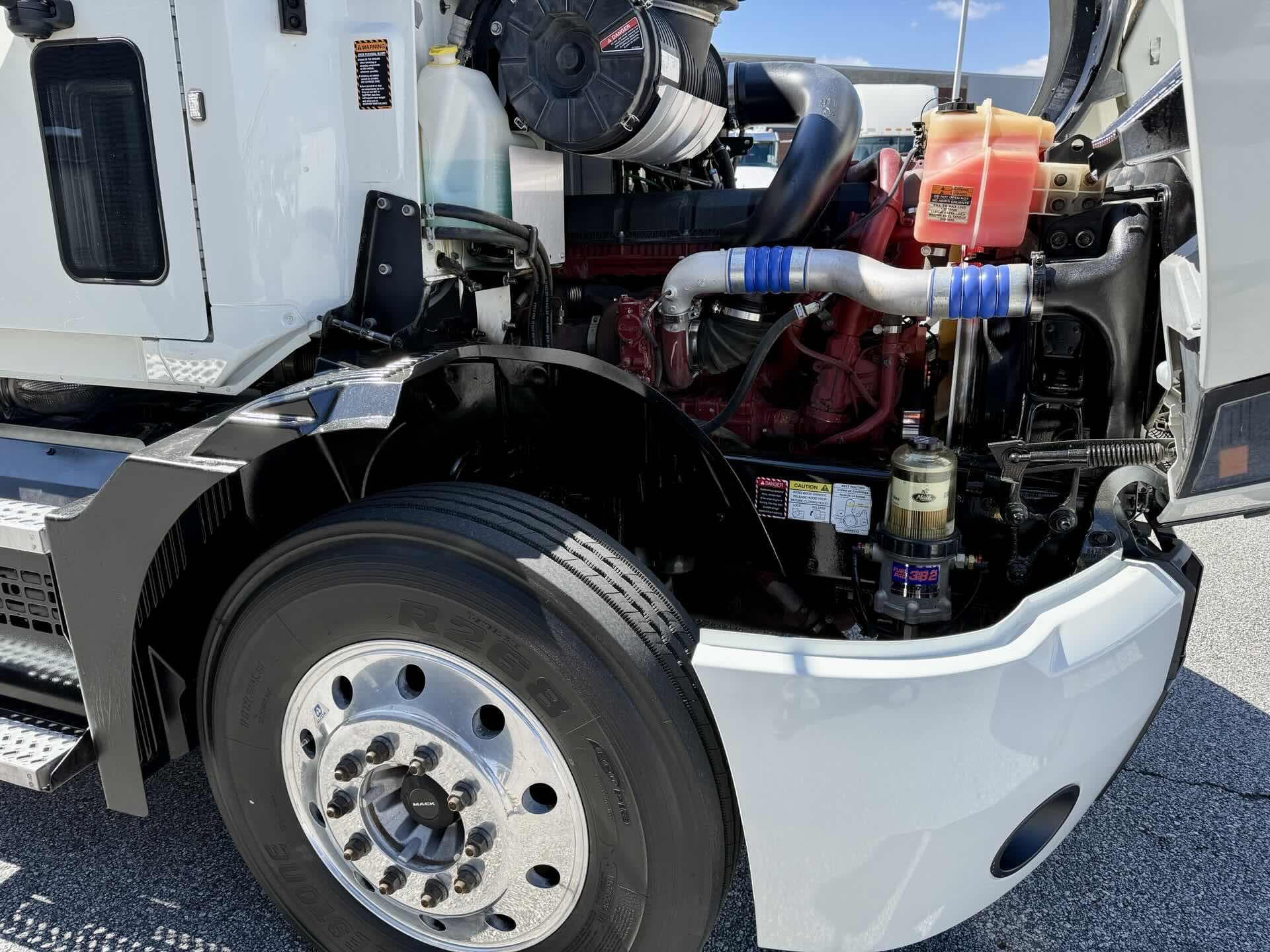 2021 Mack Anthem — photo 9