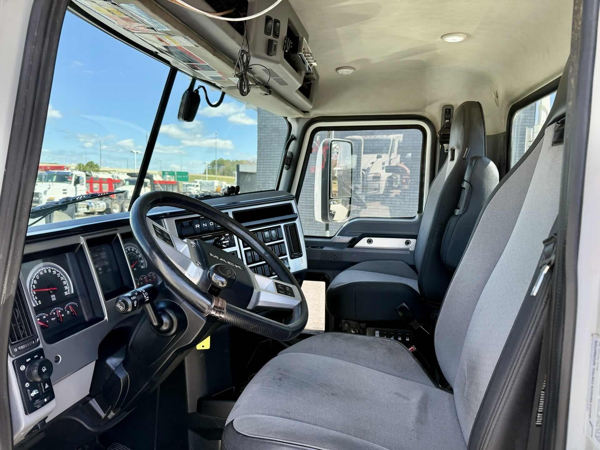 2021 Mack Anthem — photo 11