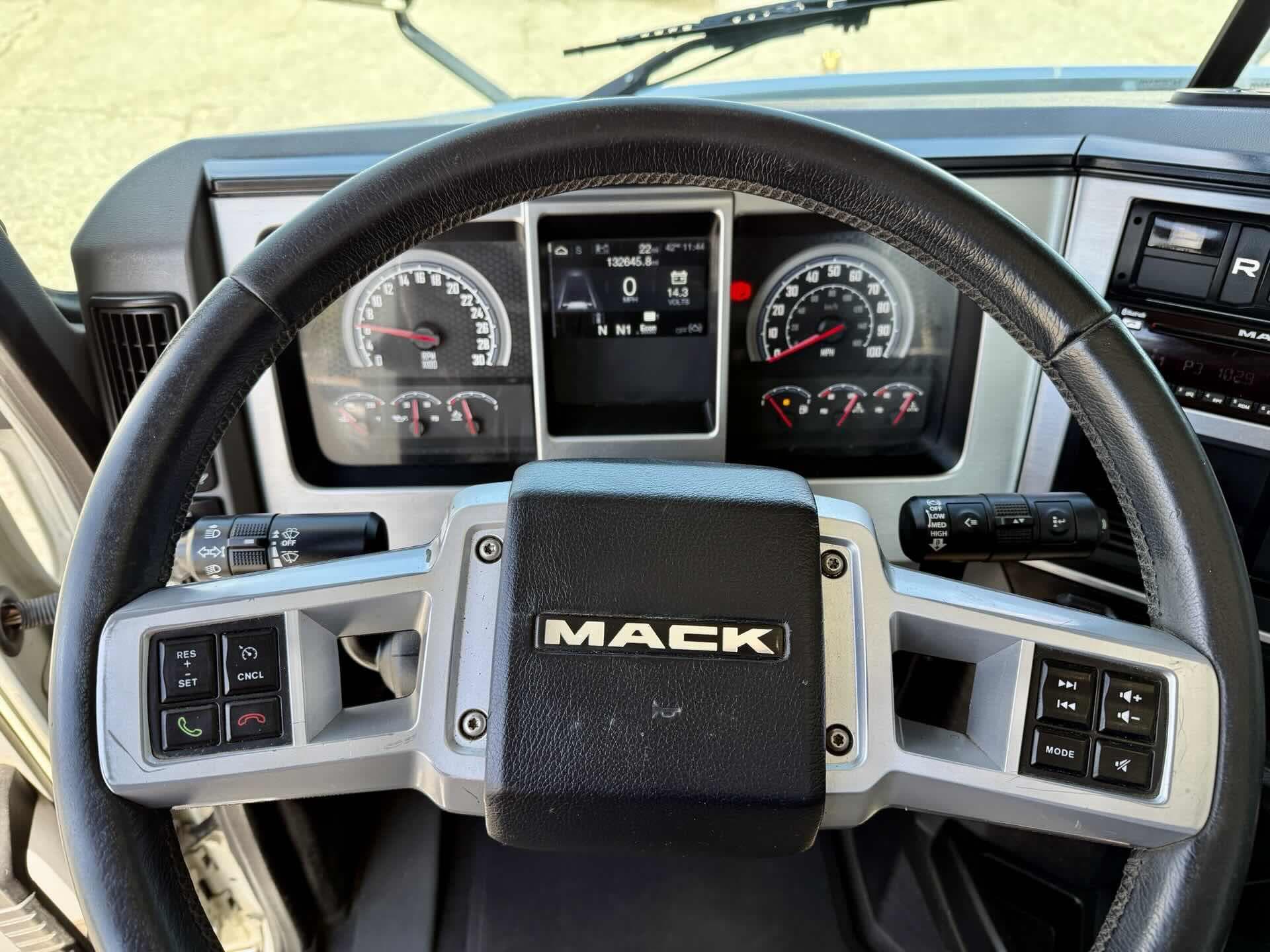 2021 Mack Anthem — photo 12