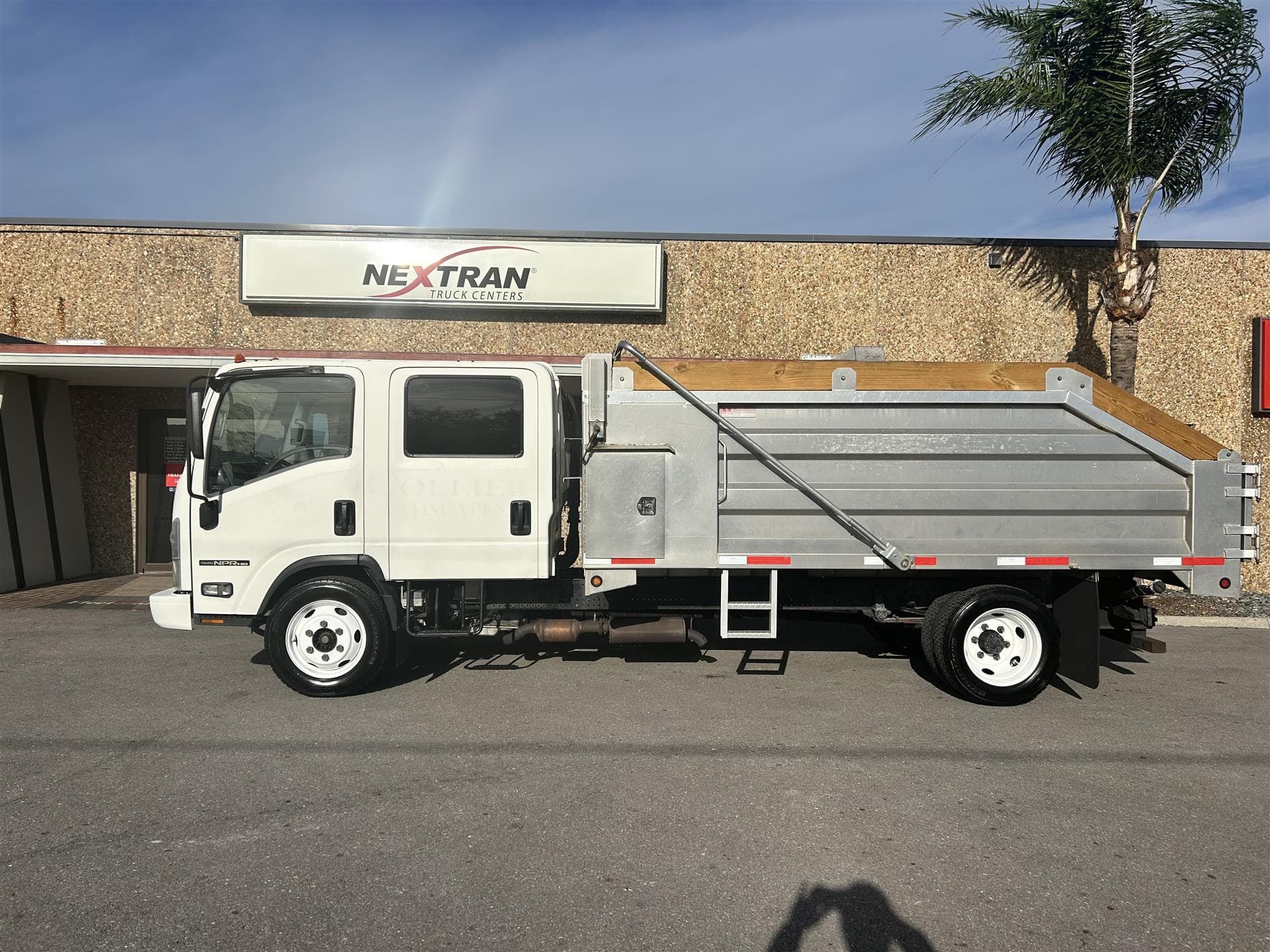 2018 Isuzu NPR — photo 2