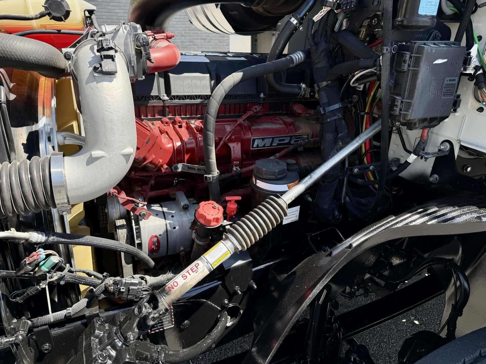 2022 Mack Anthem — photo 11