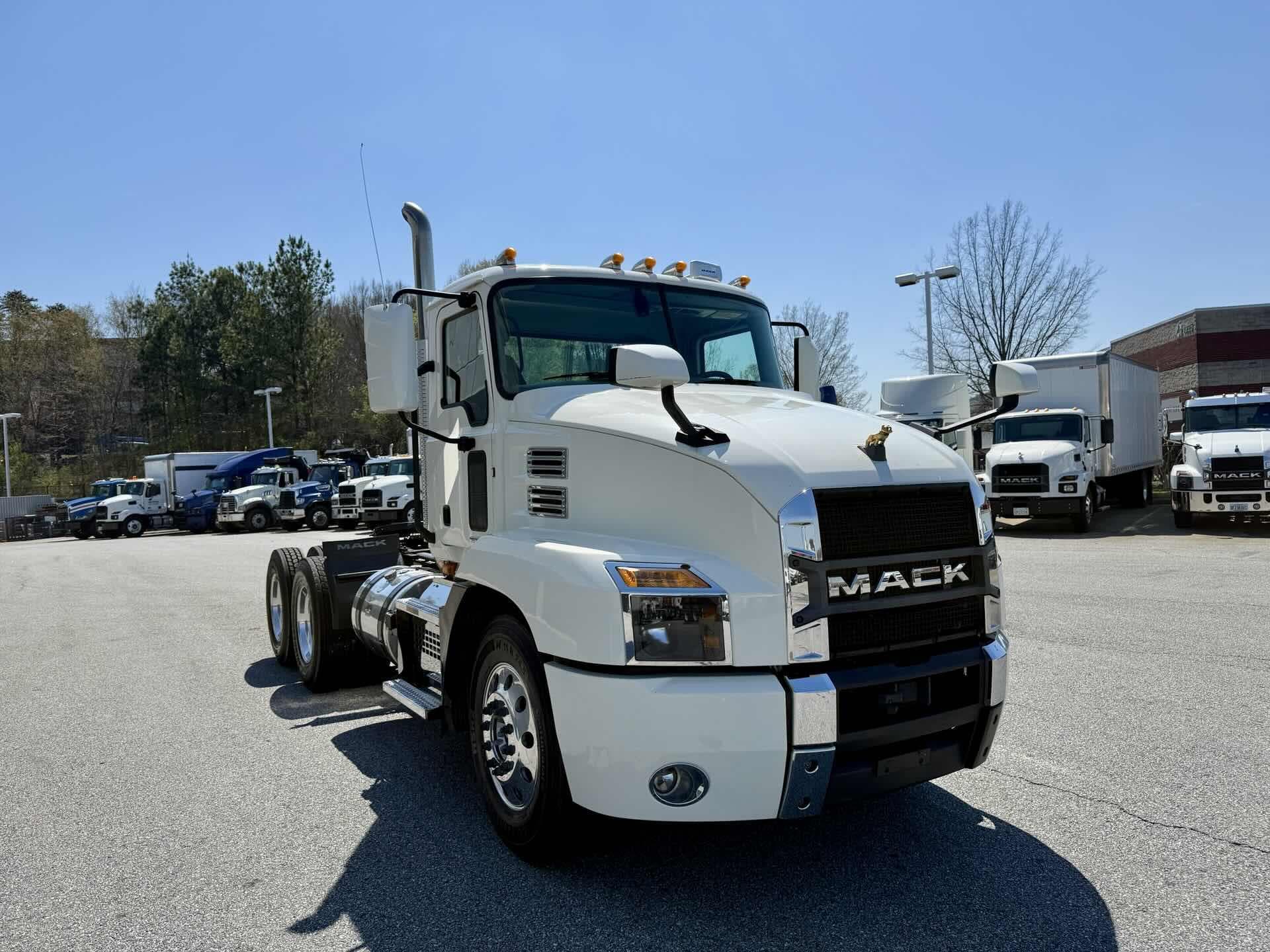 2022 Mack Anthem — photo 9