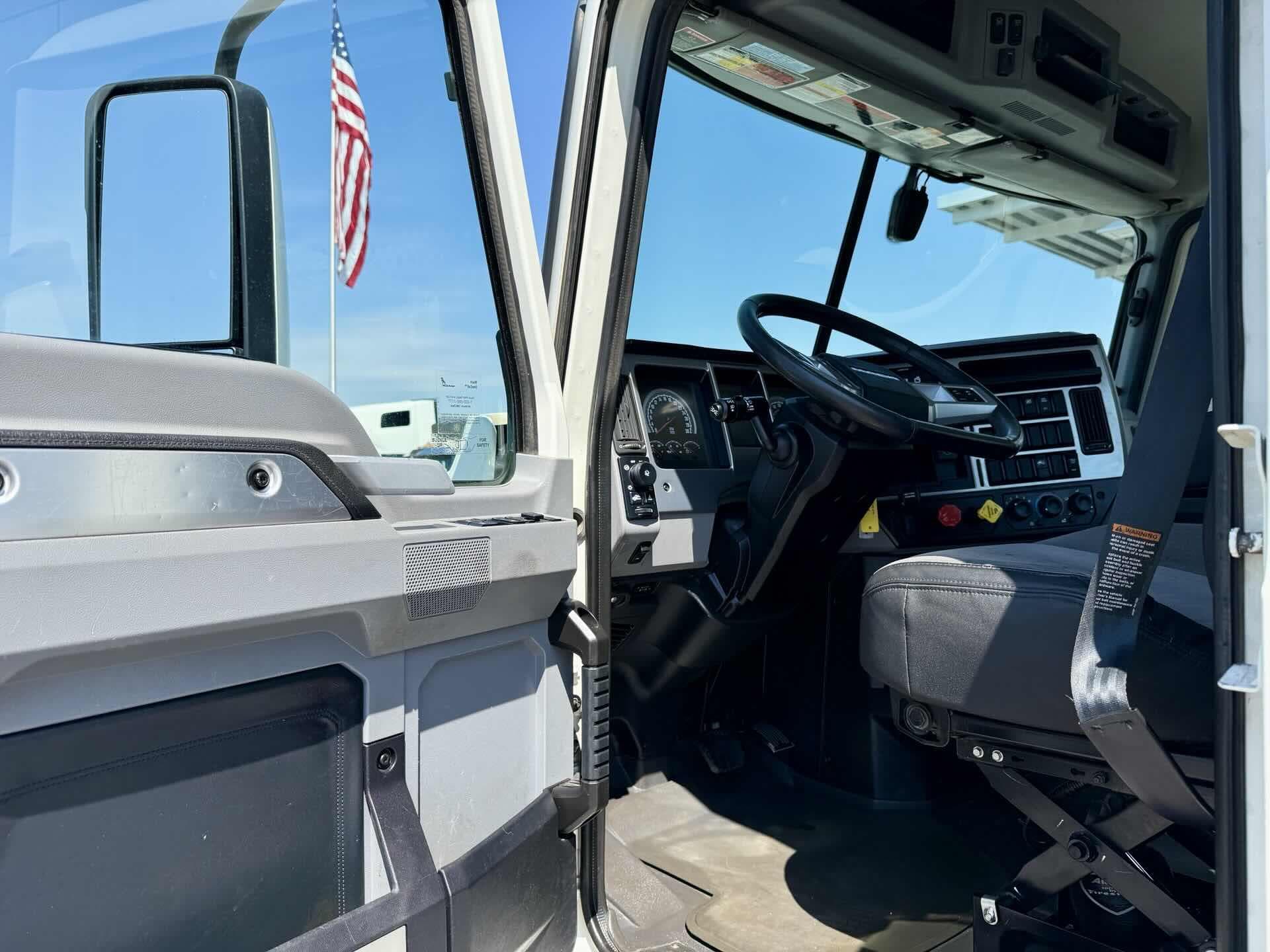 2022 Mack Anthem — photo 14