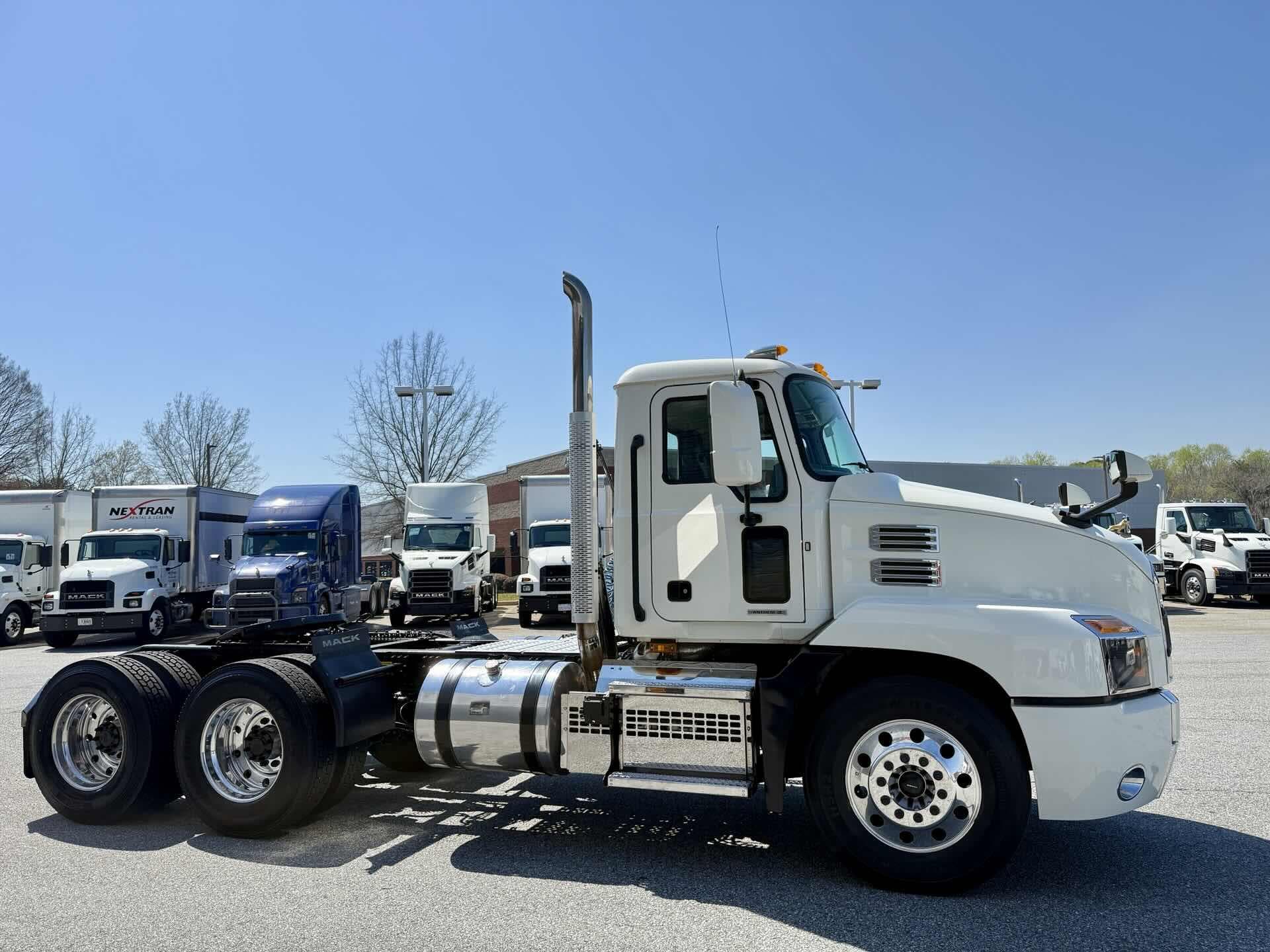 2022 Mack Anthem — photo 8