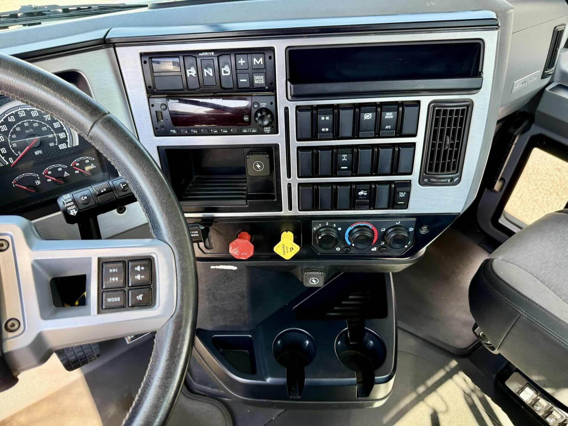 2022 Mack Anthem — photo 17