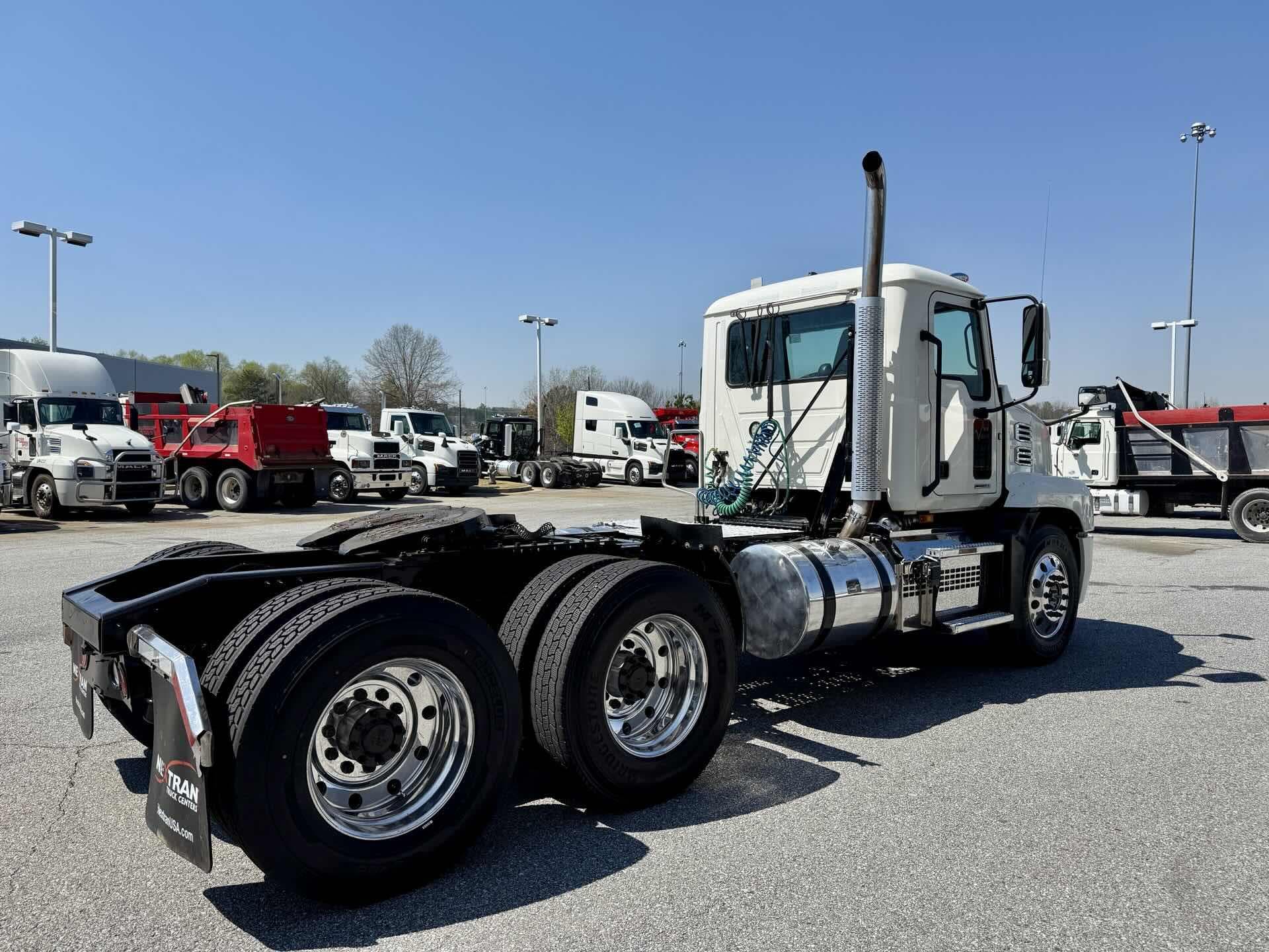 2022 Mack Anthem — photo 6