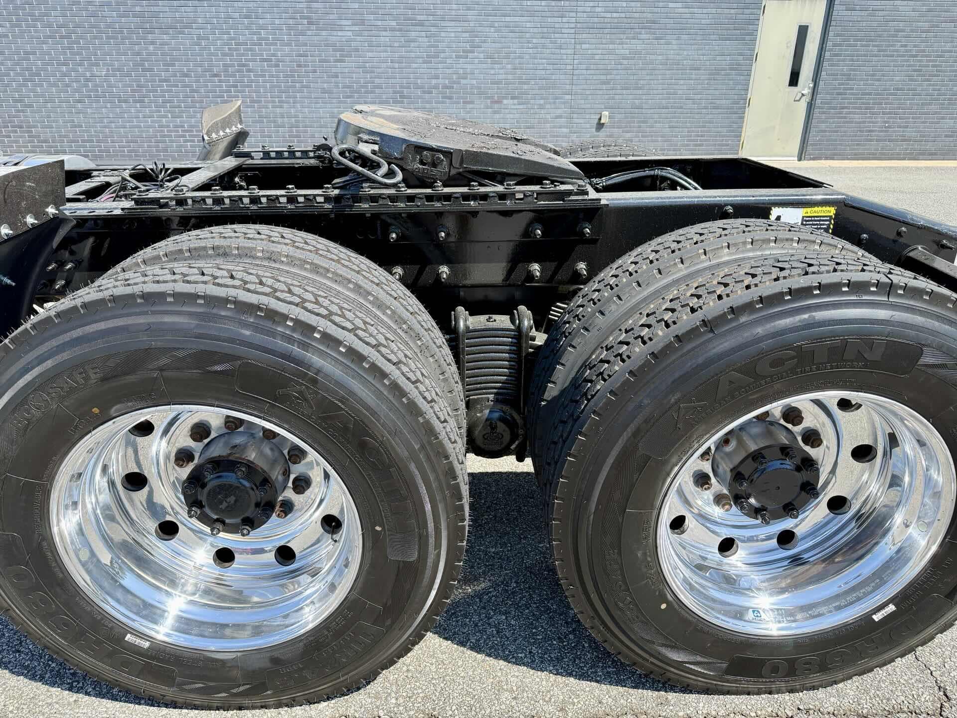 2020 Mack Anthem — photo 3