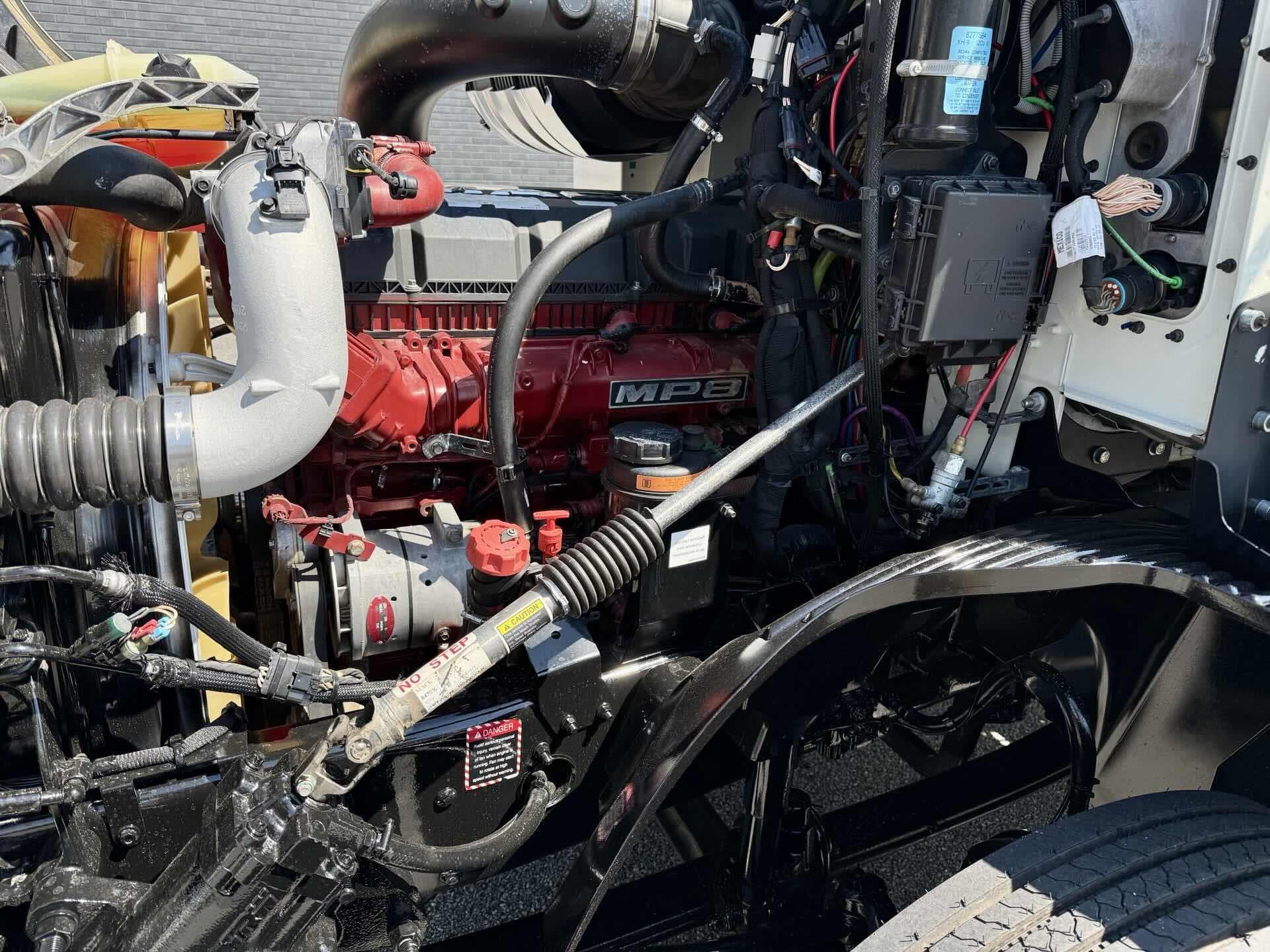 2020 Mack Anthem — photo 11