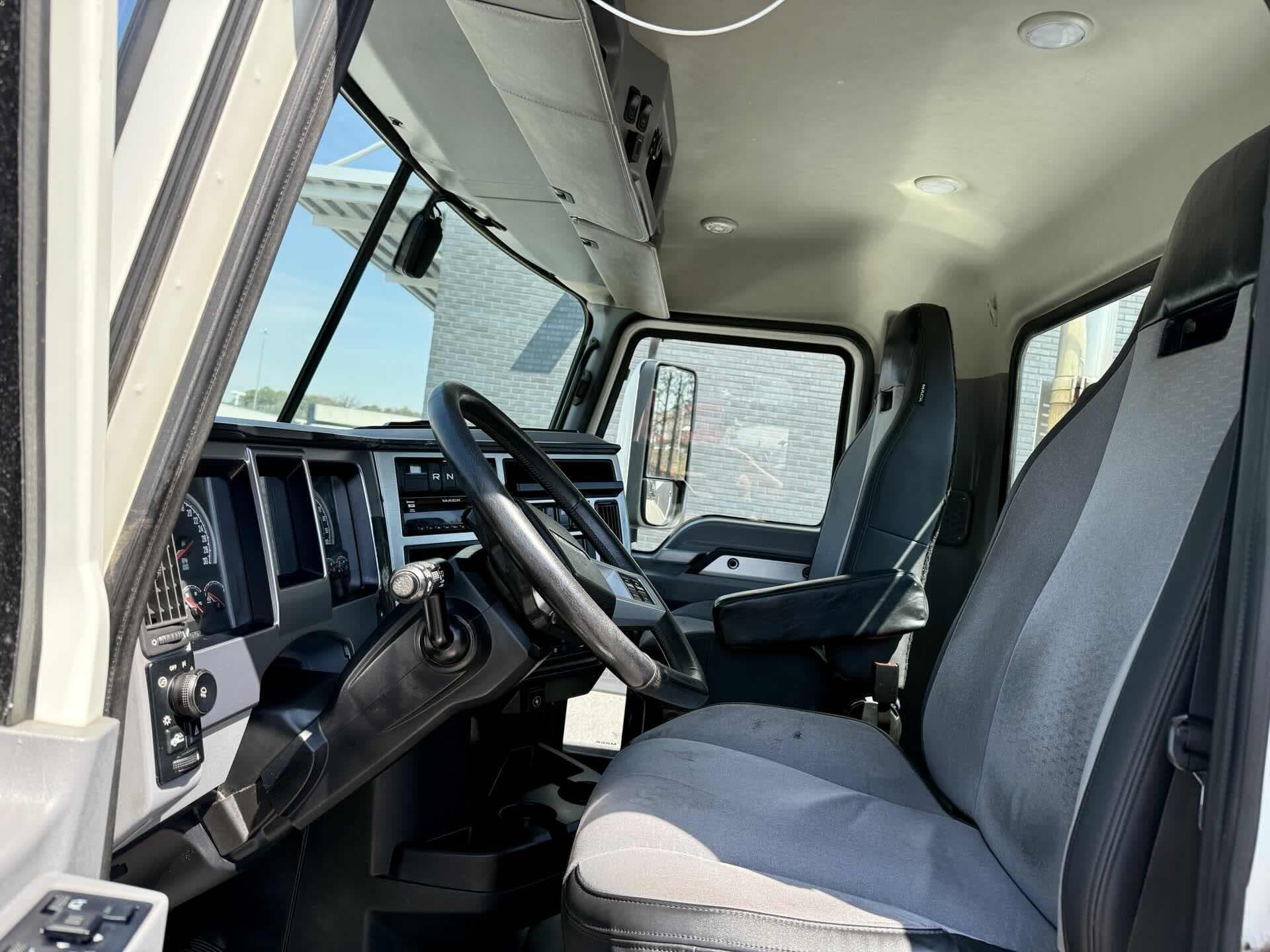 2020 Mack Anthem — photo 15