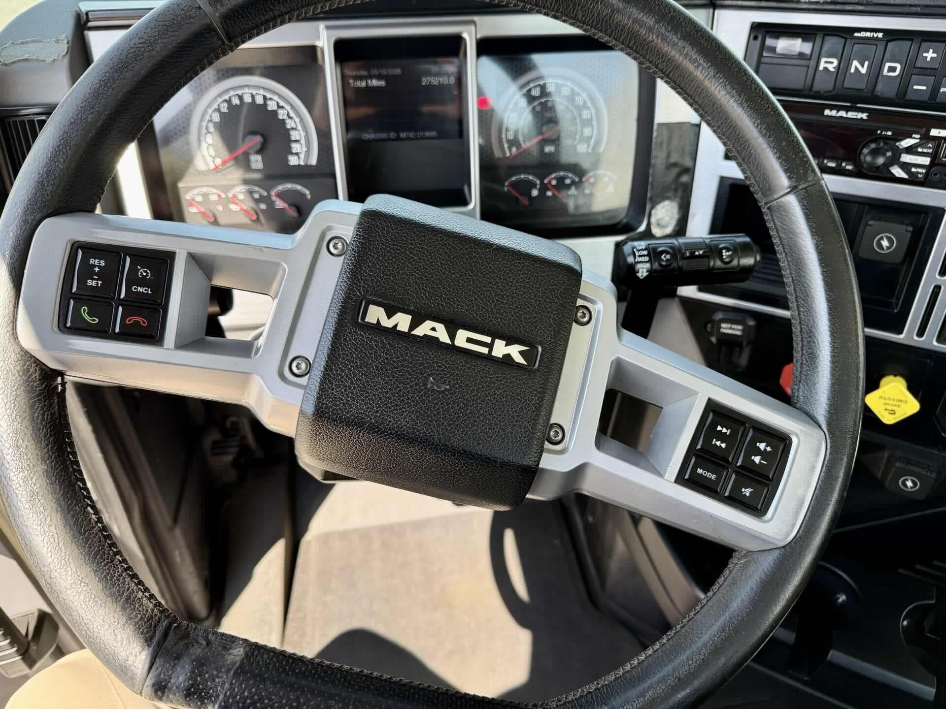 2020 Mack Anthem — photo 17