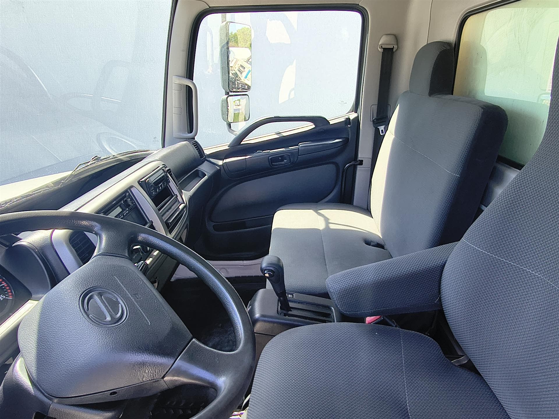 2019 Hino 268 — photo 11