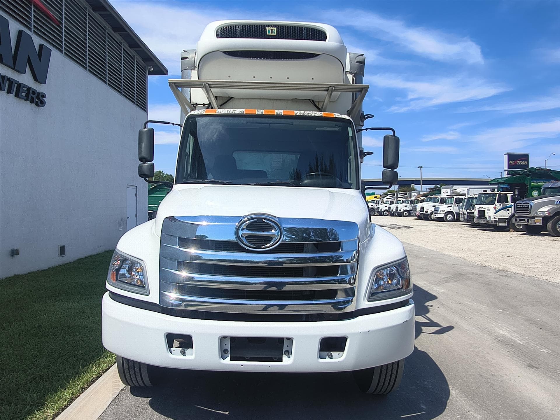 2019 Hino 268 — photo 2