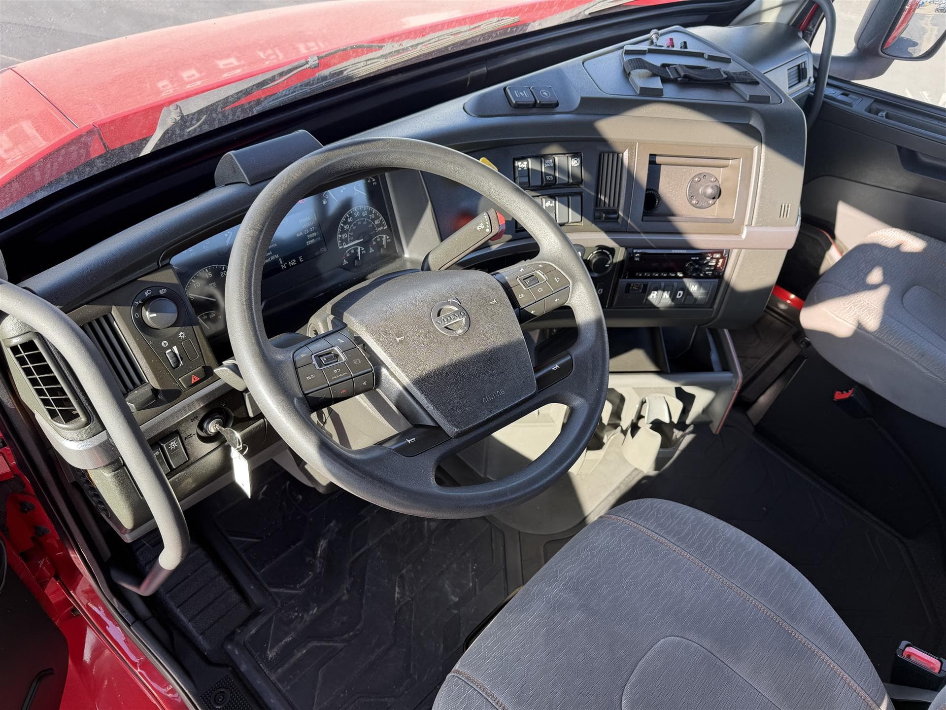 2020 Volvo VNR 640 — photo 8