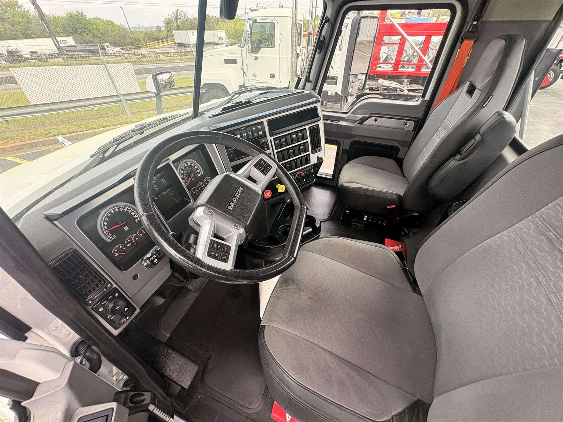 2022 Mack Anthem — photo 10