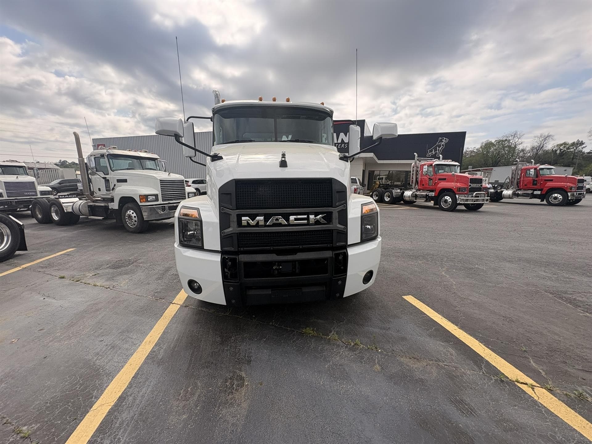 2022 Mack Anthem — photo 3