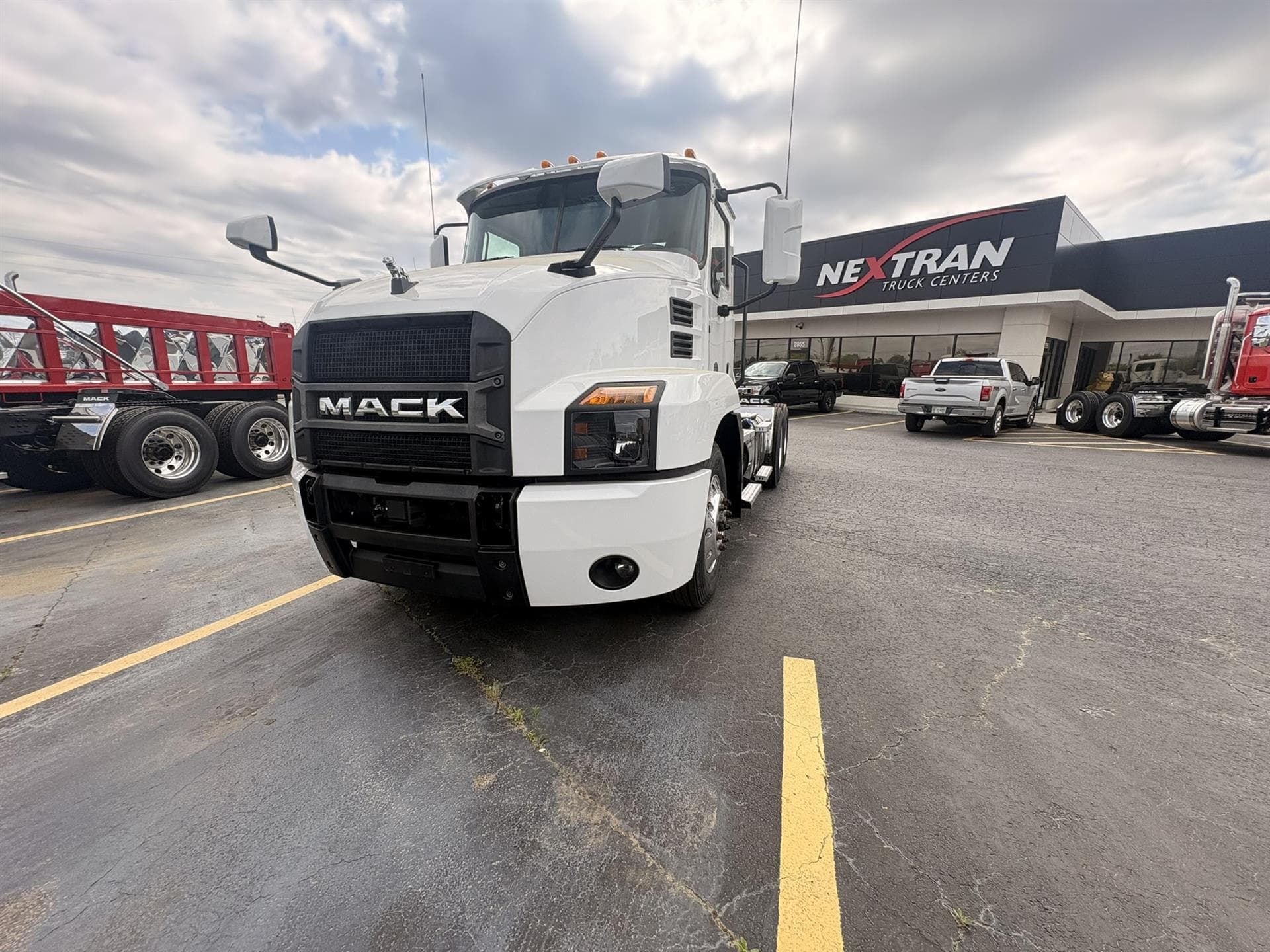 2022 Mack Anthem — photo 2