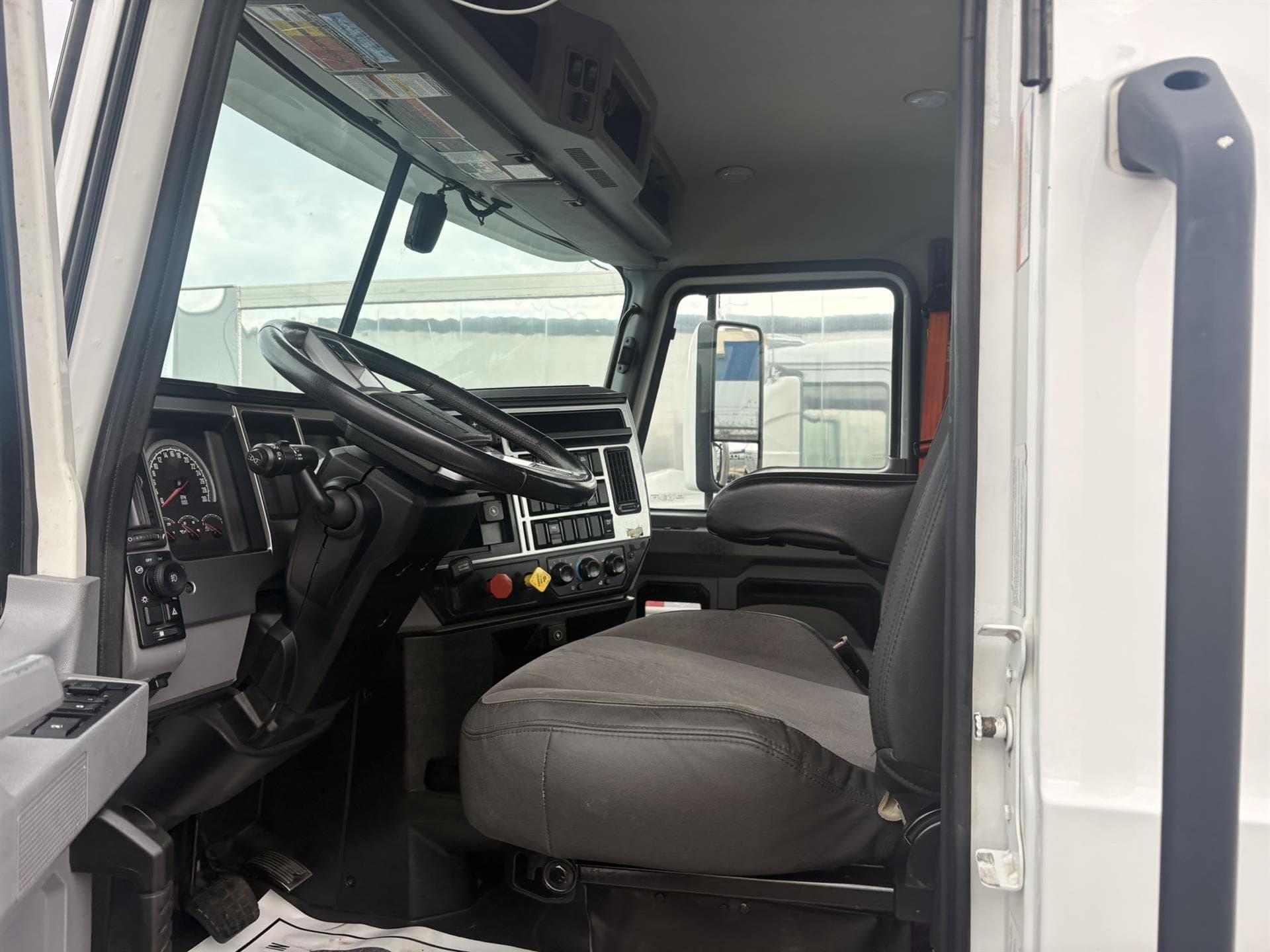 2022 Mack Anthem — photo 5