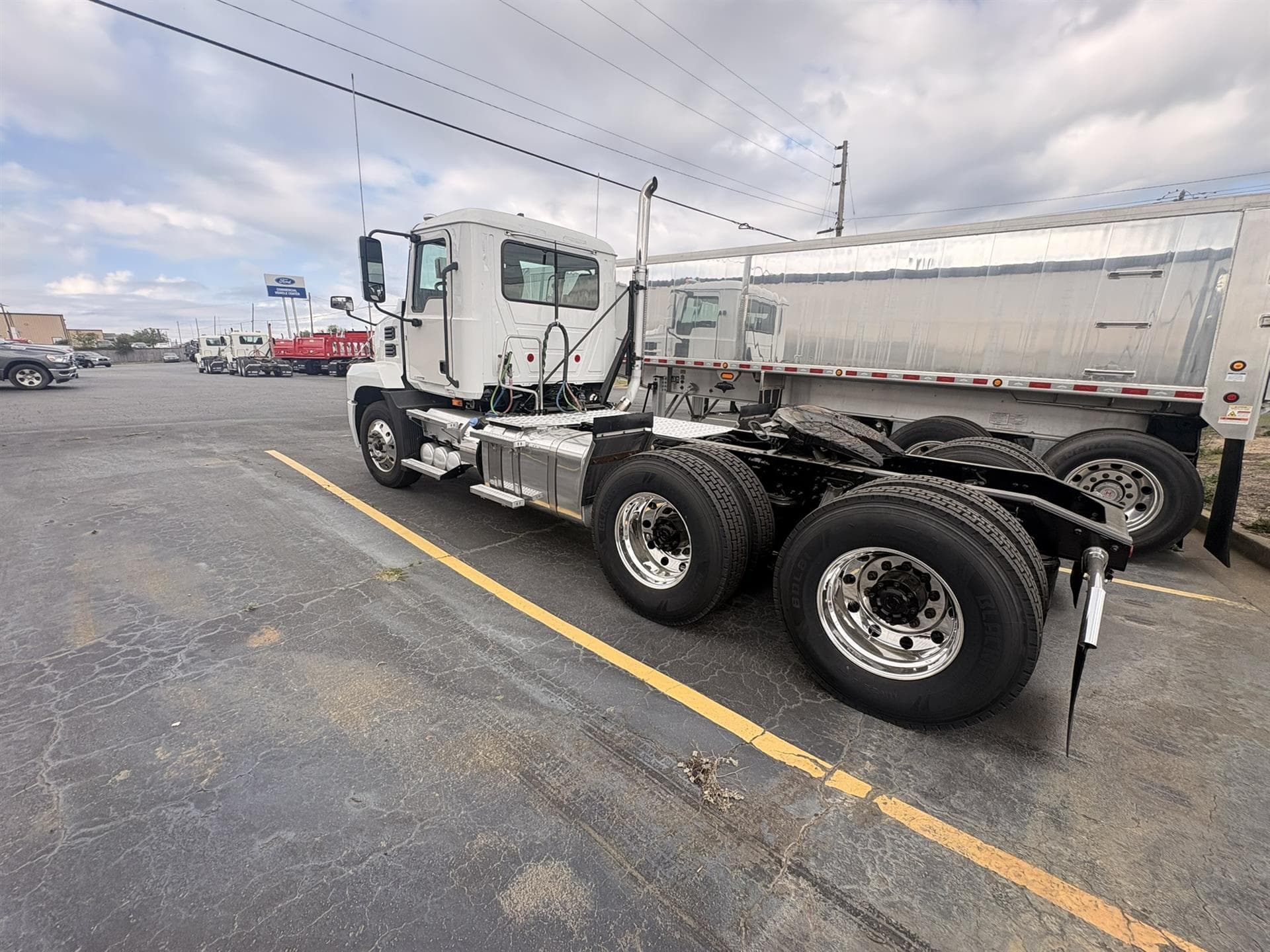 2022 Mack Anthem — photo 3