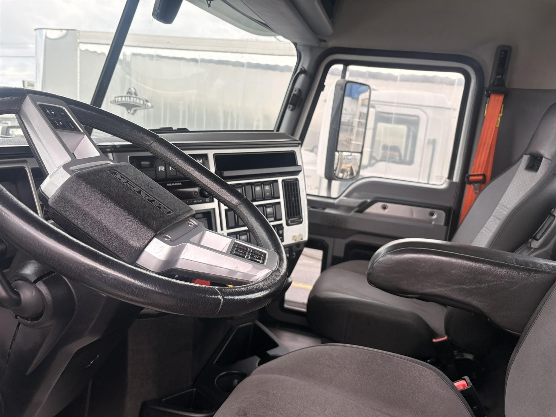 2022 Mack Anthem — photo 6