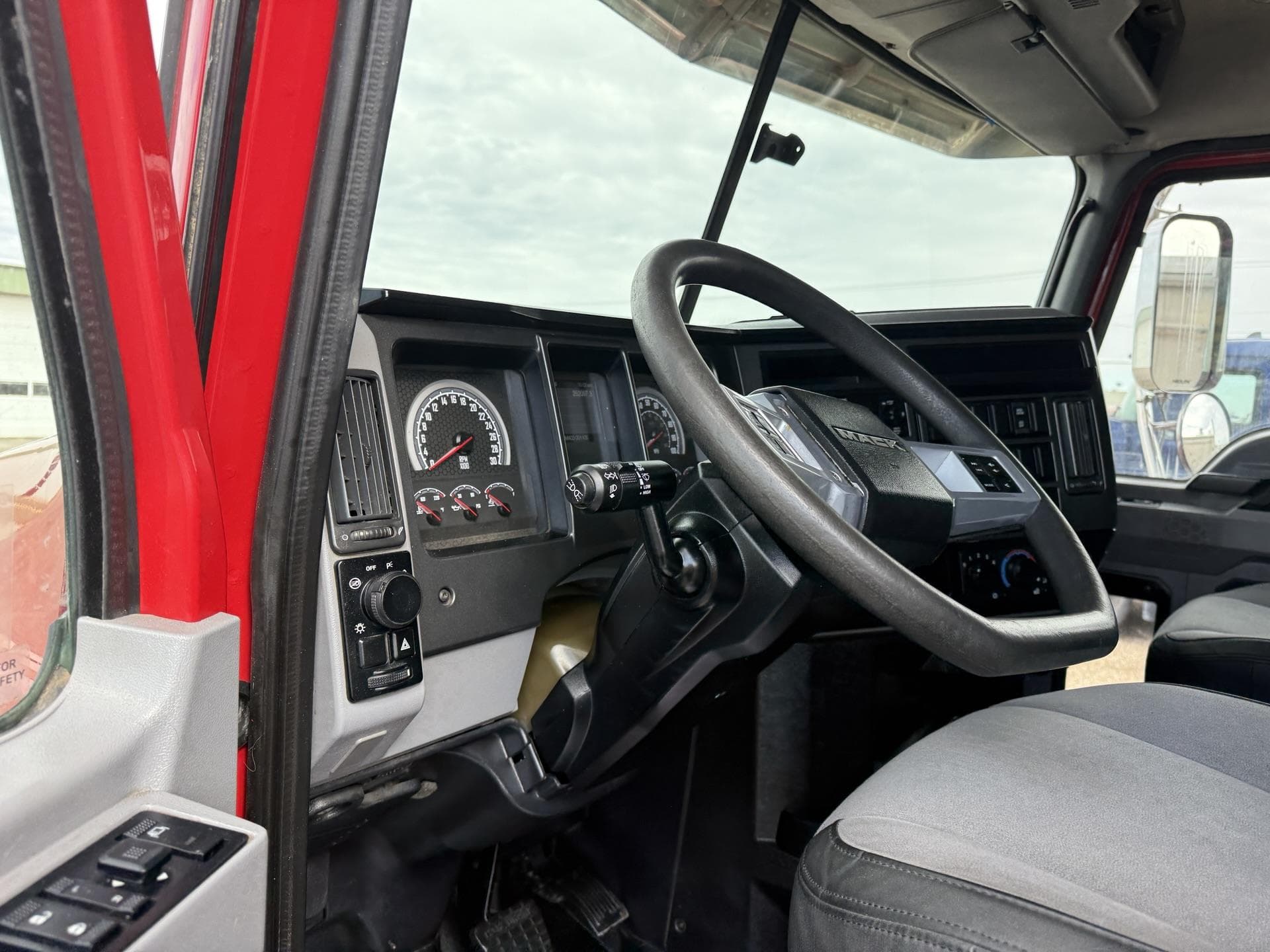 2019 Mack Granite — photo 9