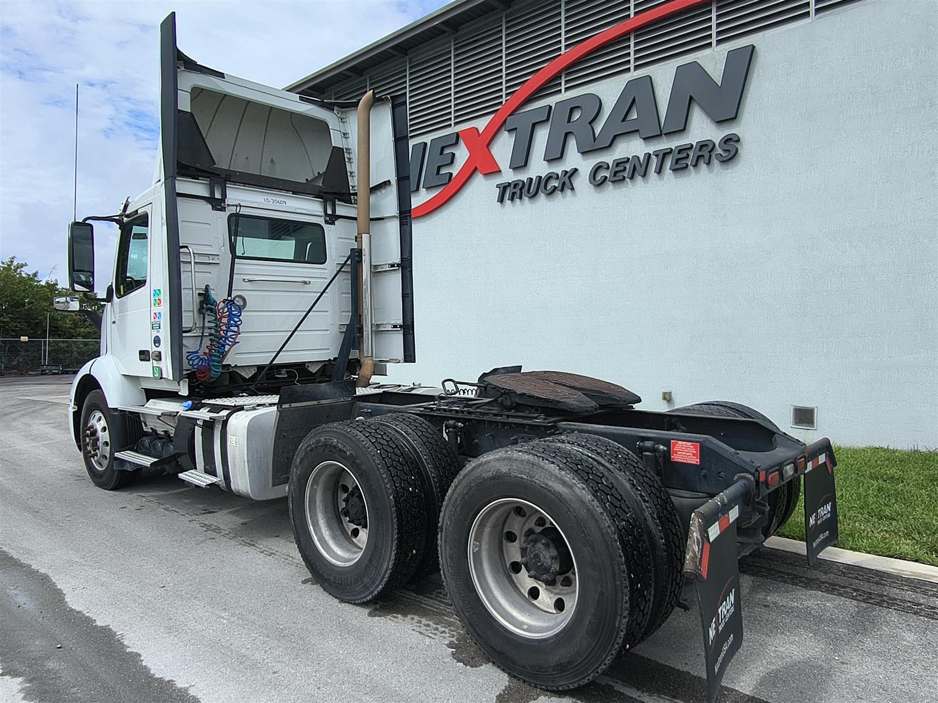 2020 Volvo VNR 640 — photo 6