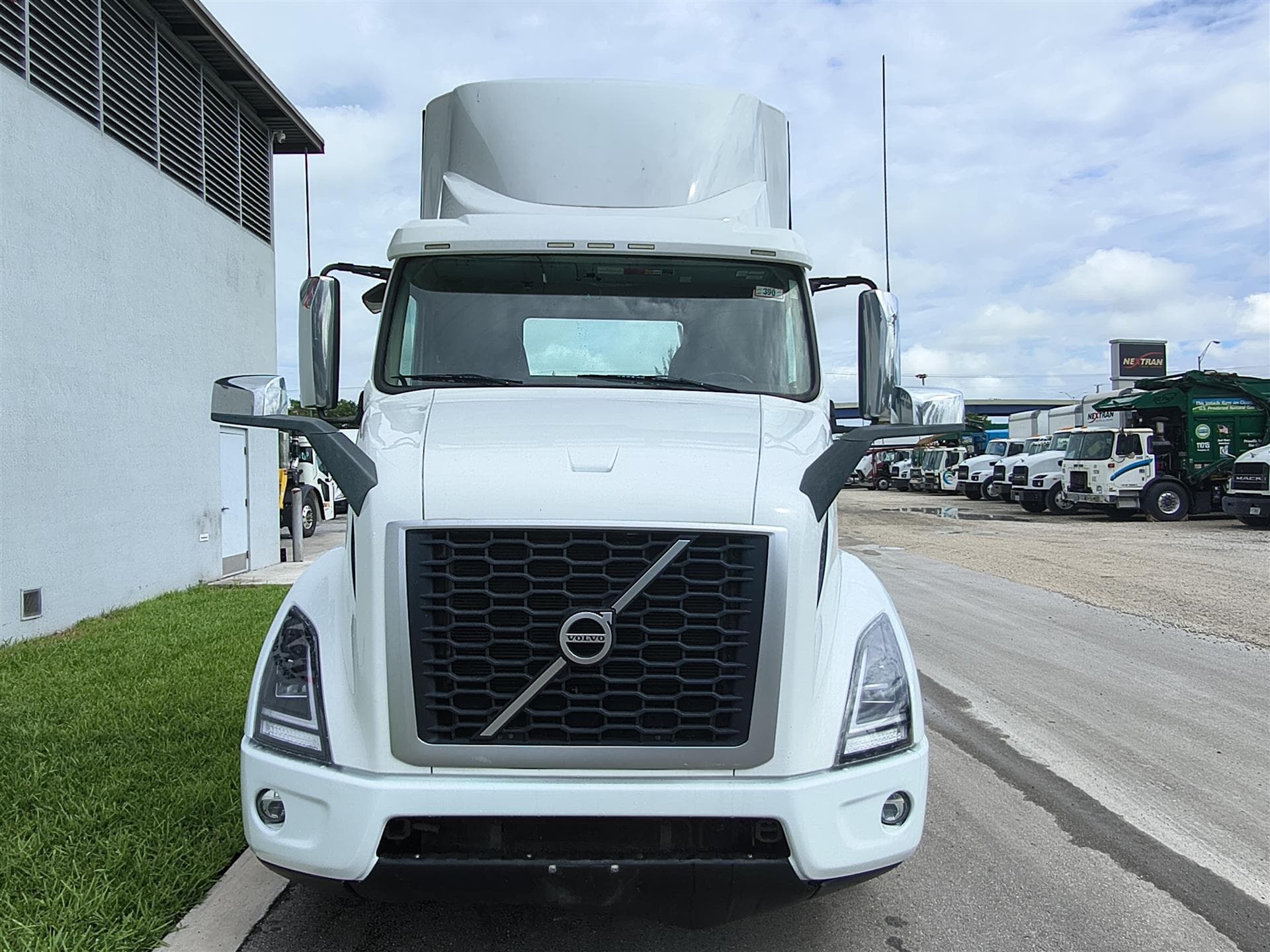 2020 Volvo VNR 640 — photo 2
